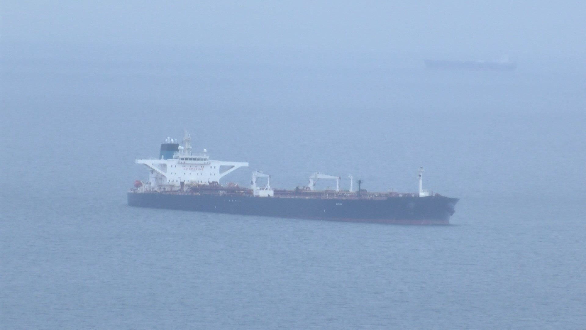 Kıyı Emniyeti Römorkörleri Tankere Eşlik Ediyor