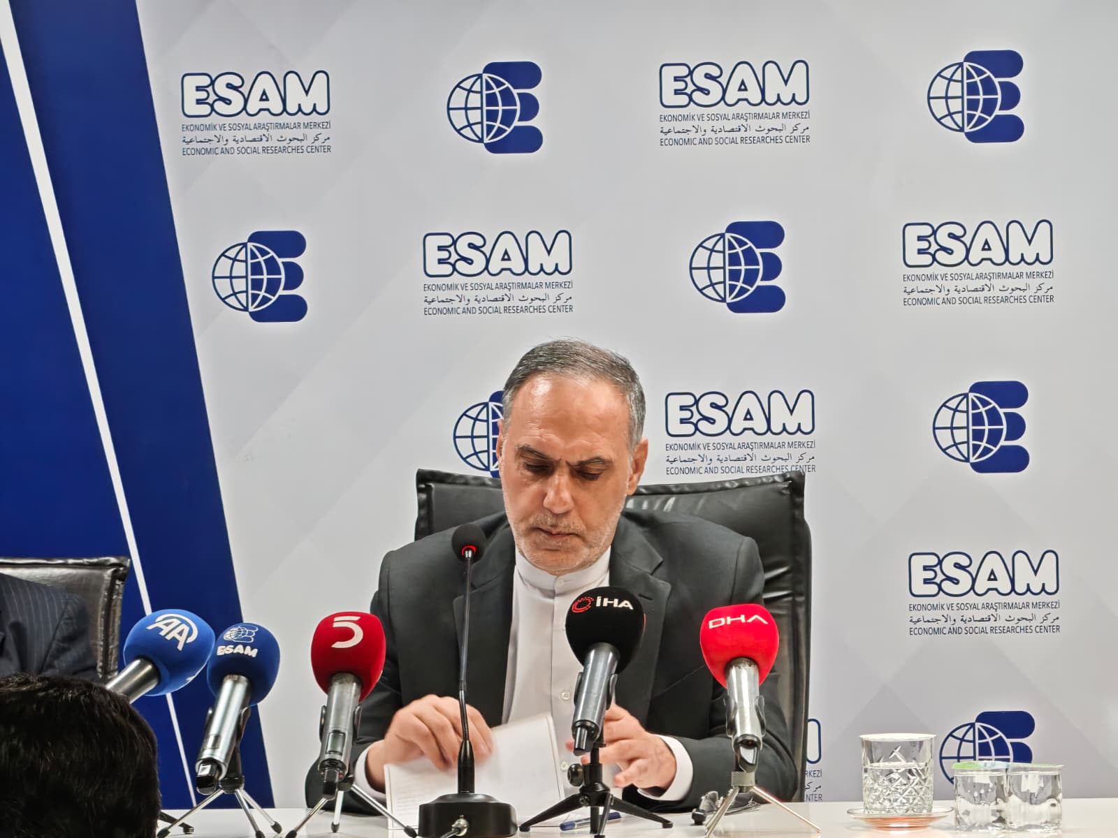 İran Büyükelçisi Mohammad Hassan Habibullah Zadeh konuşma yapıyor