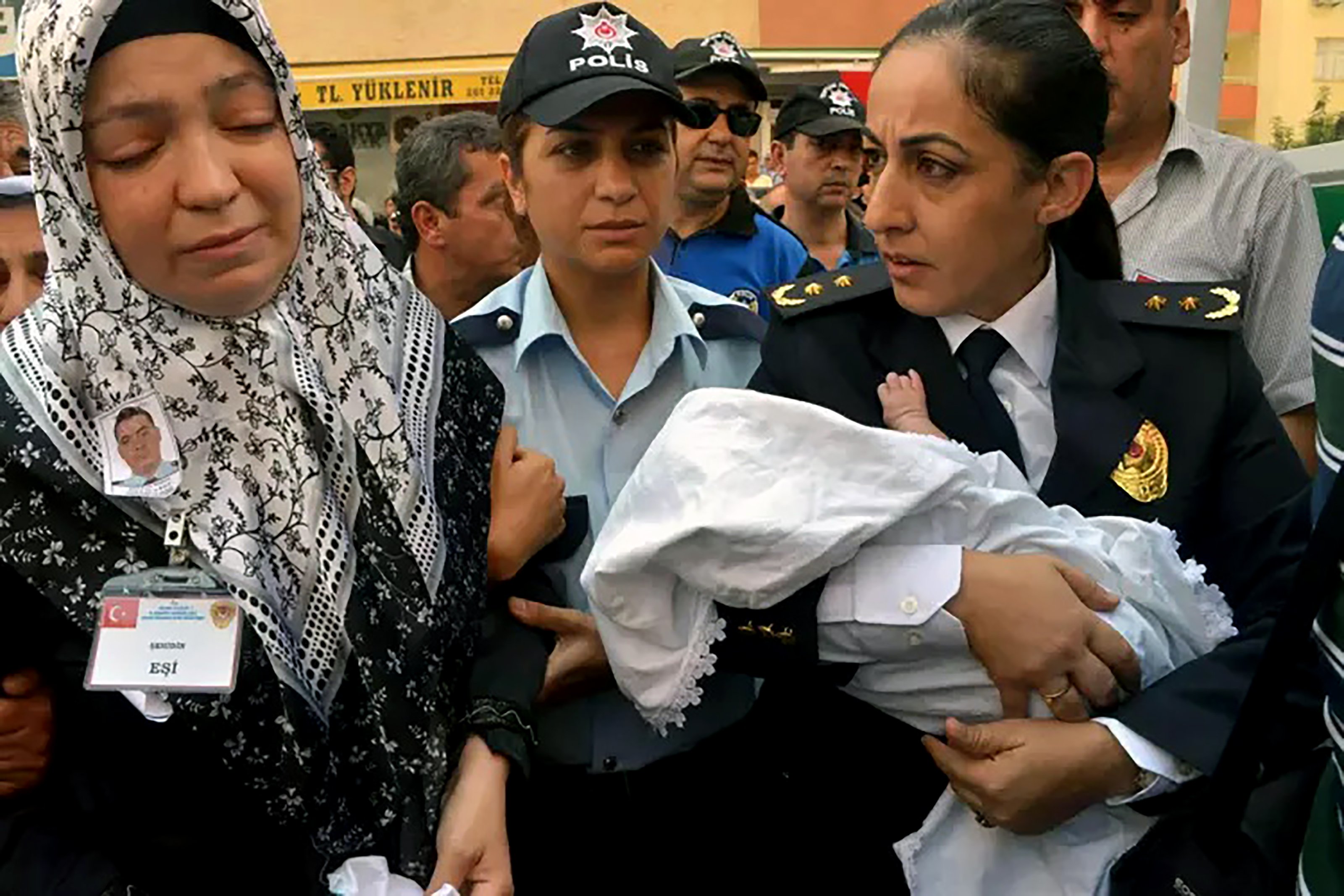 Şehit Aileleri Mezar Başında