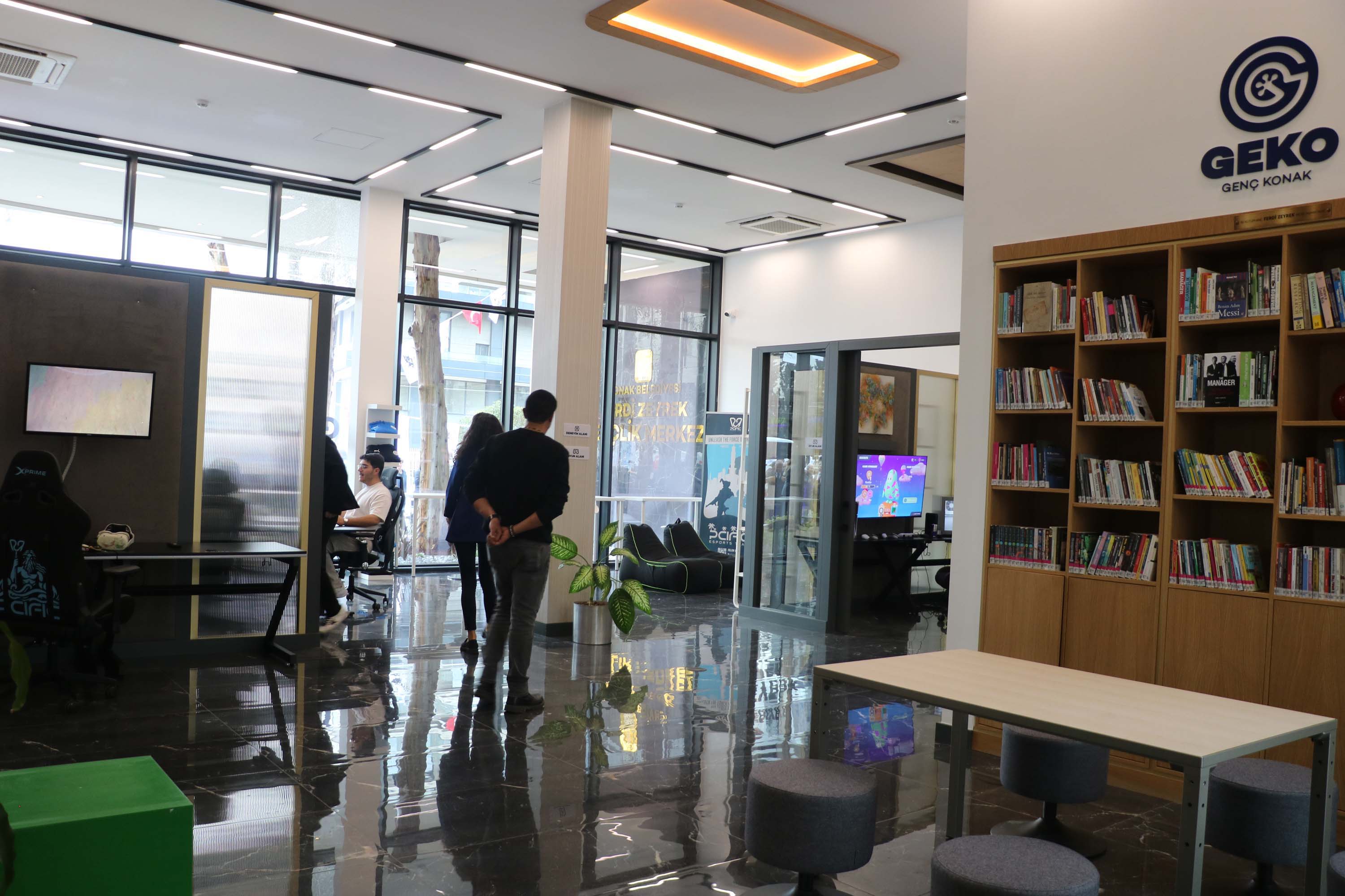 İzmir Büyükşehir Belediye Başkanı Cemil Tugay konuşma yaparken