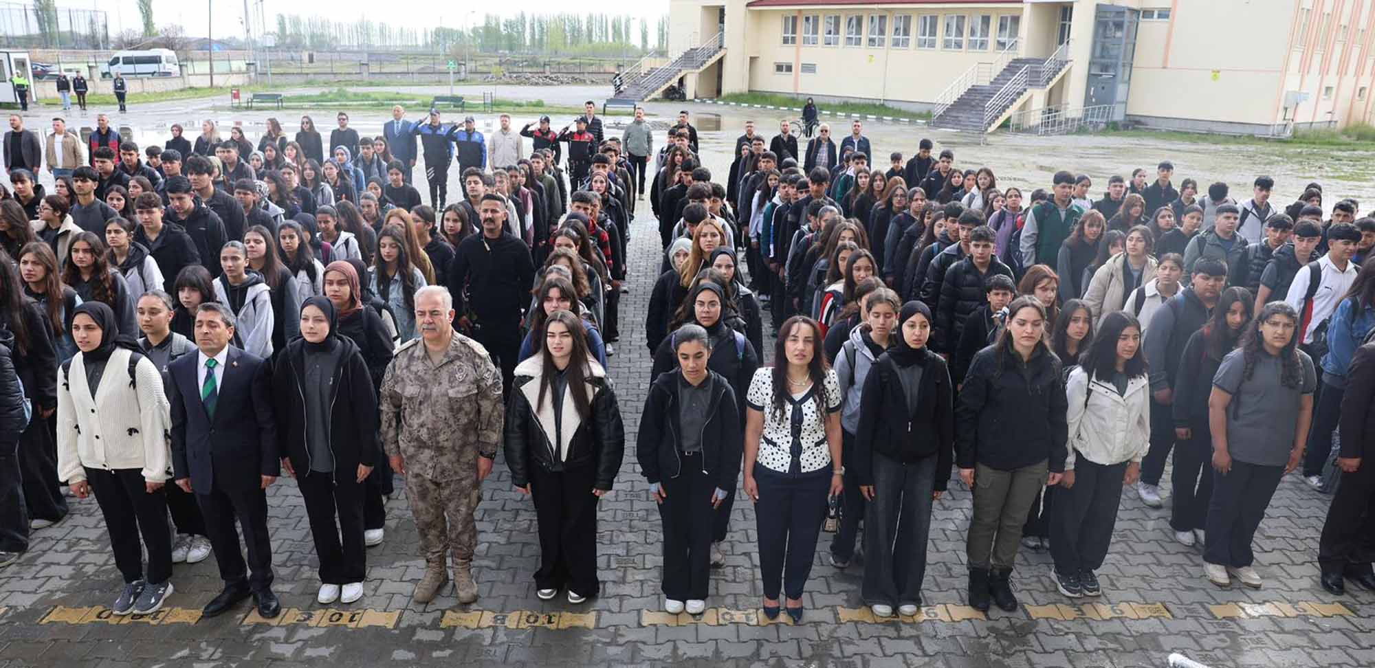 Okul ziyareti bayrak töreni