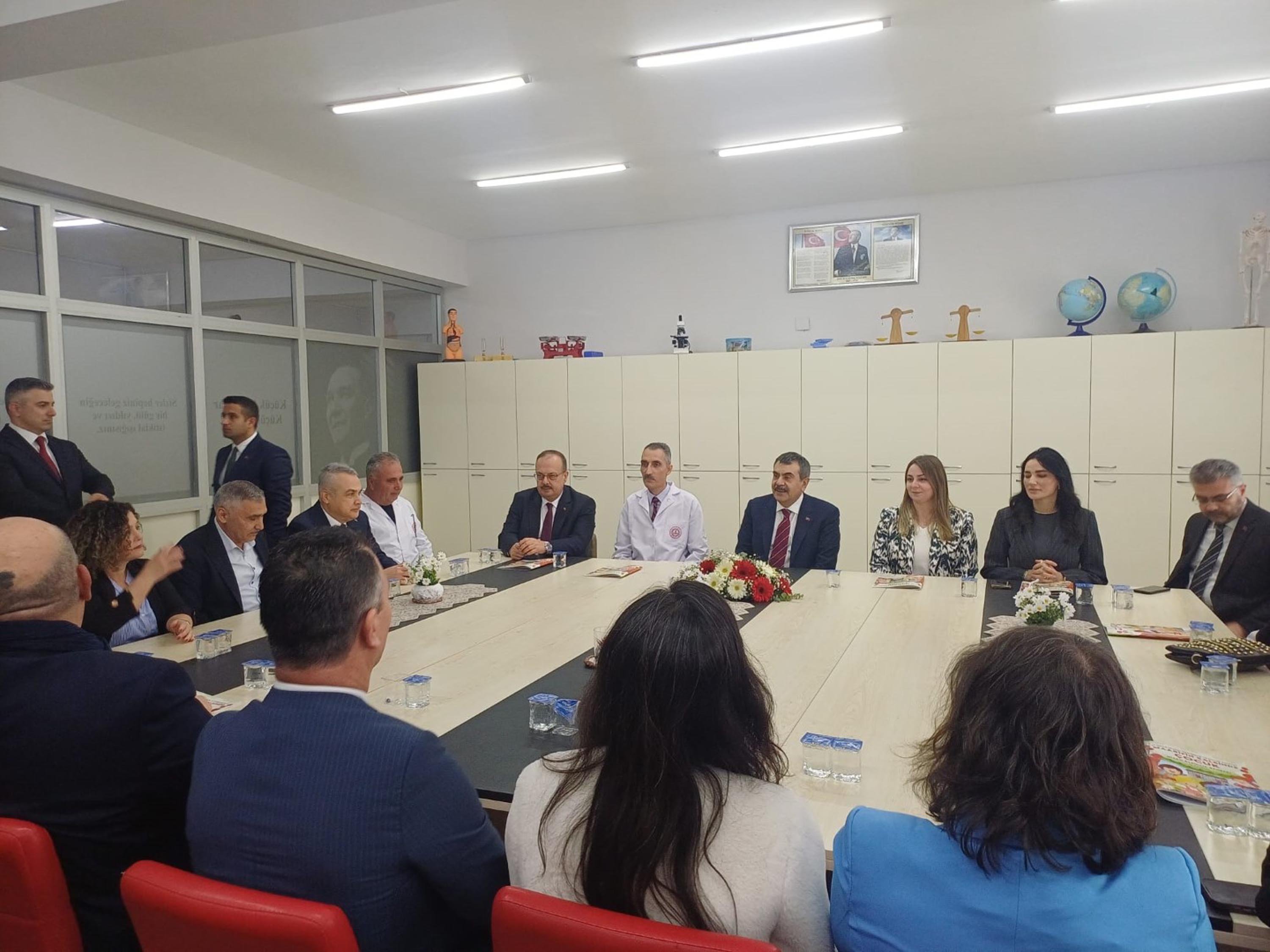 Bakan Tekin öğretmenlerle