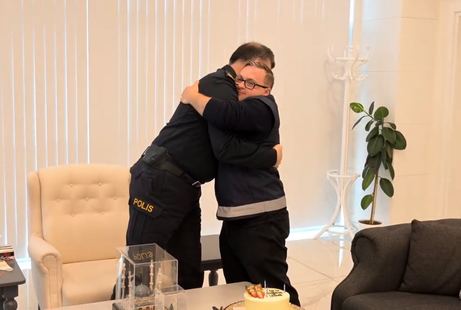 Uğur Sarıoğlu polis yeleği ile