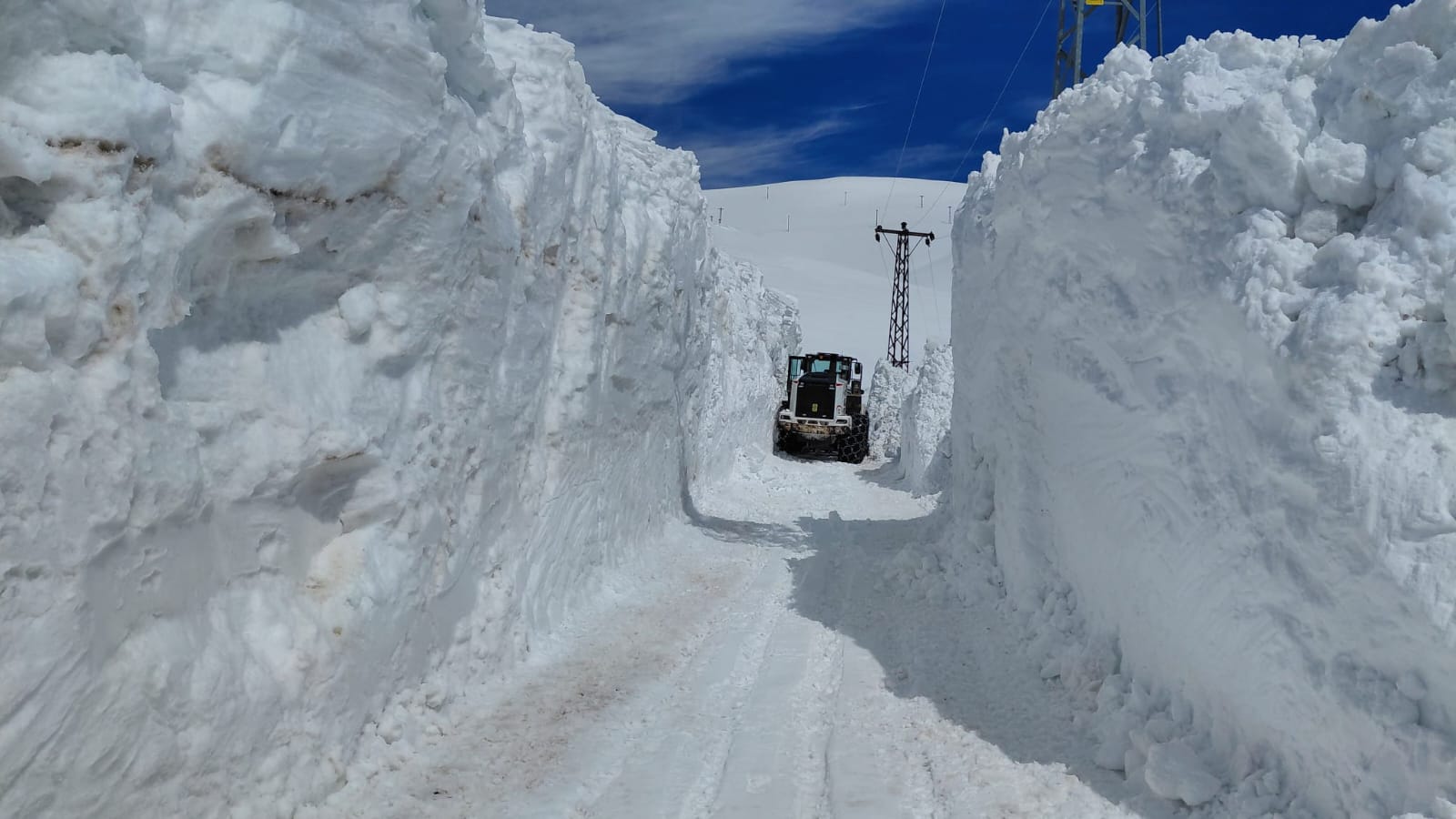 Hakkari askeri üs yolu kar temizleme