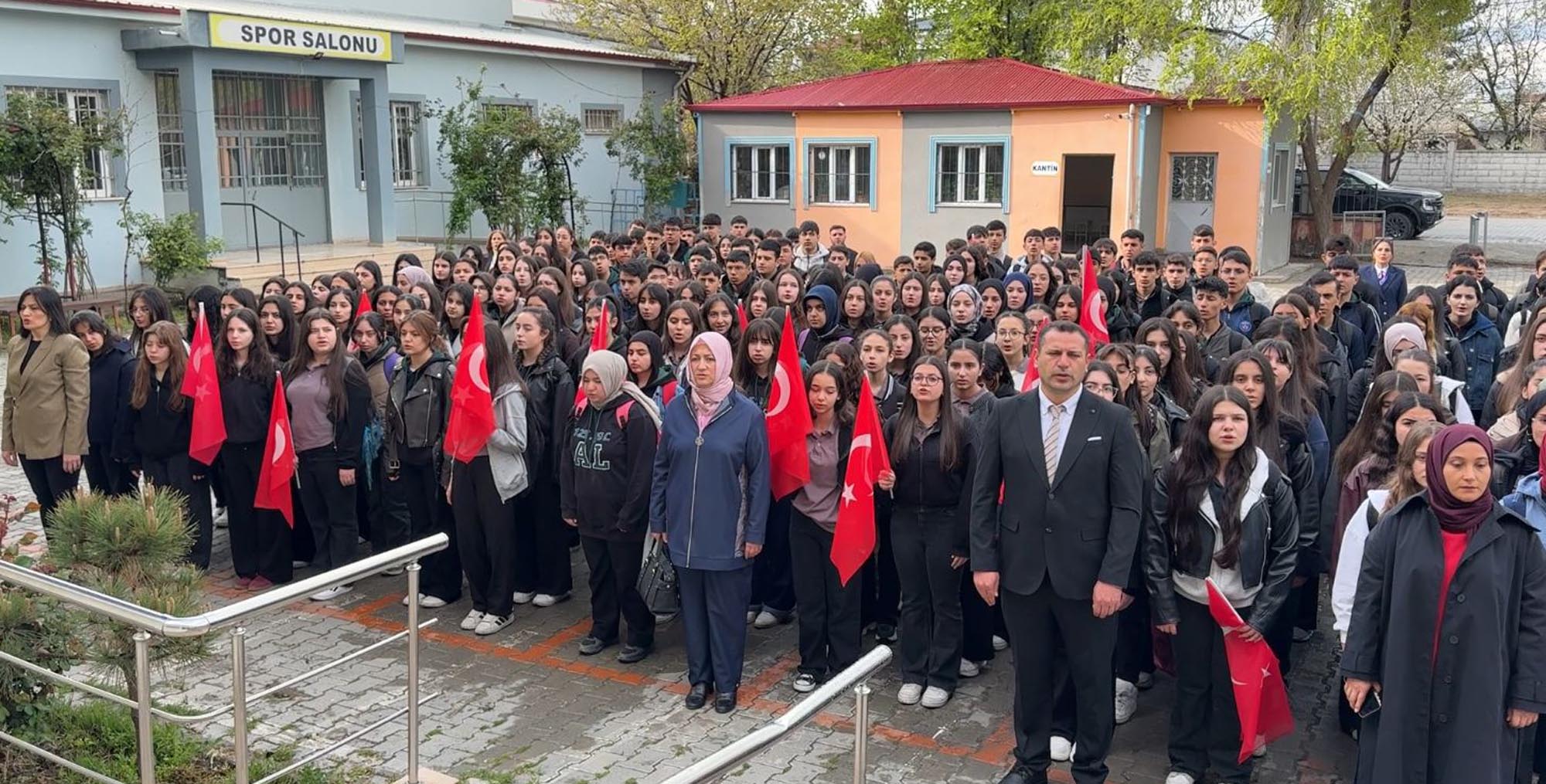 Iğdır Valisi M. Fırat Taşolar öğrencilerle bayrak töreninde