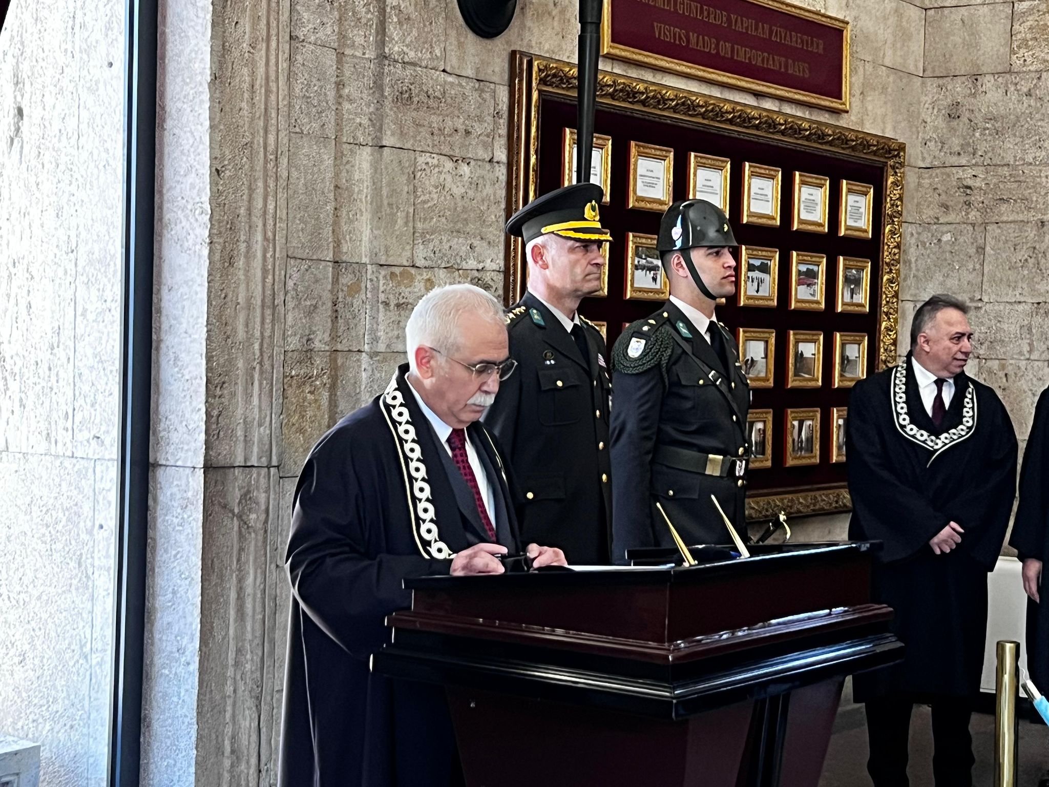 AYM Başkanı Özkaya ve heyeti Anıtkabir ziyareti