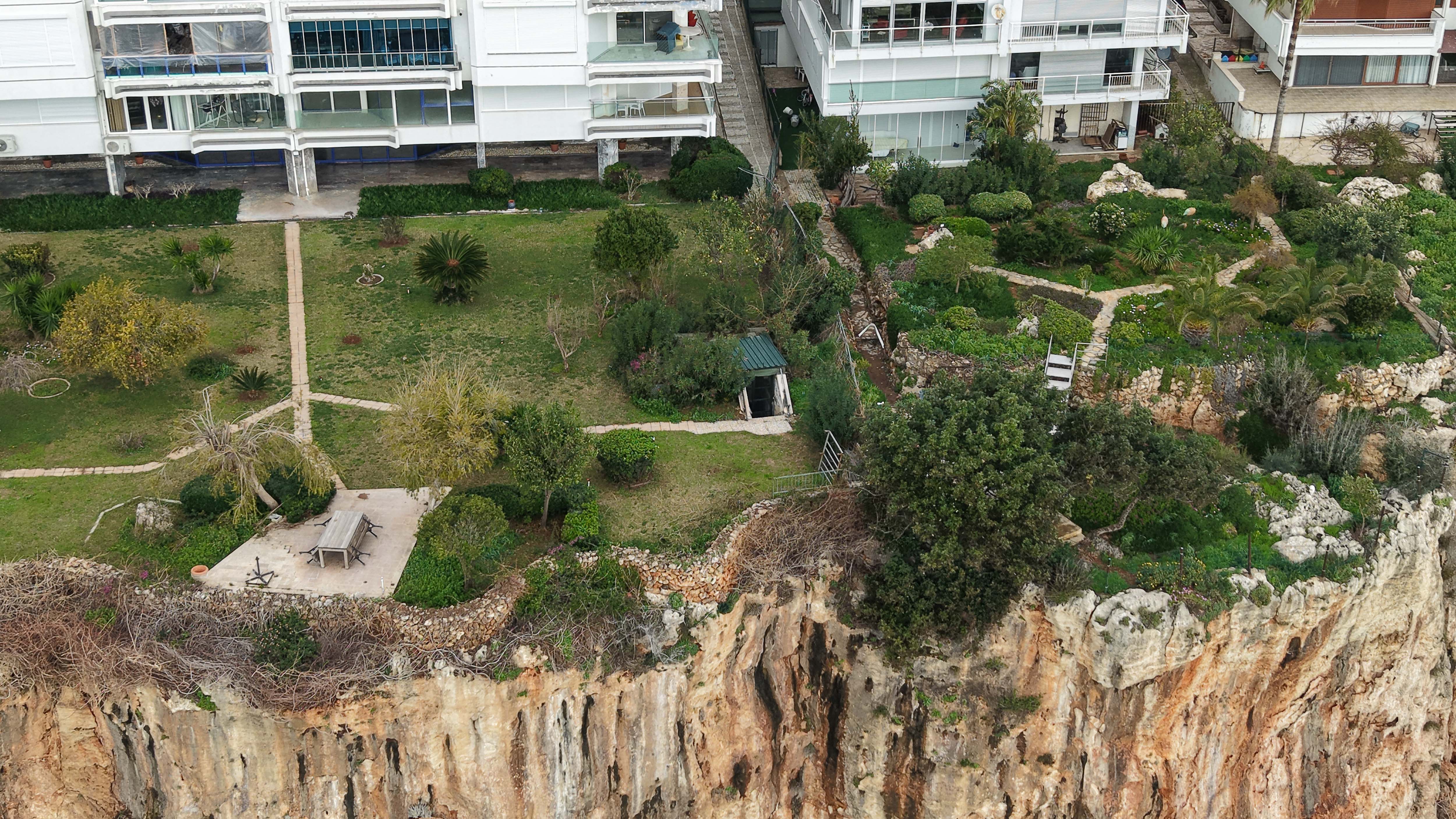 Antalya falezlerindeki kaçak baraka ve asansör
