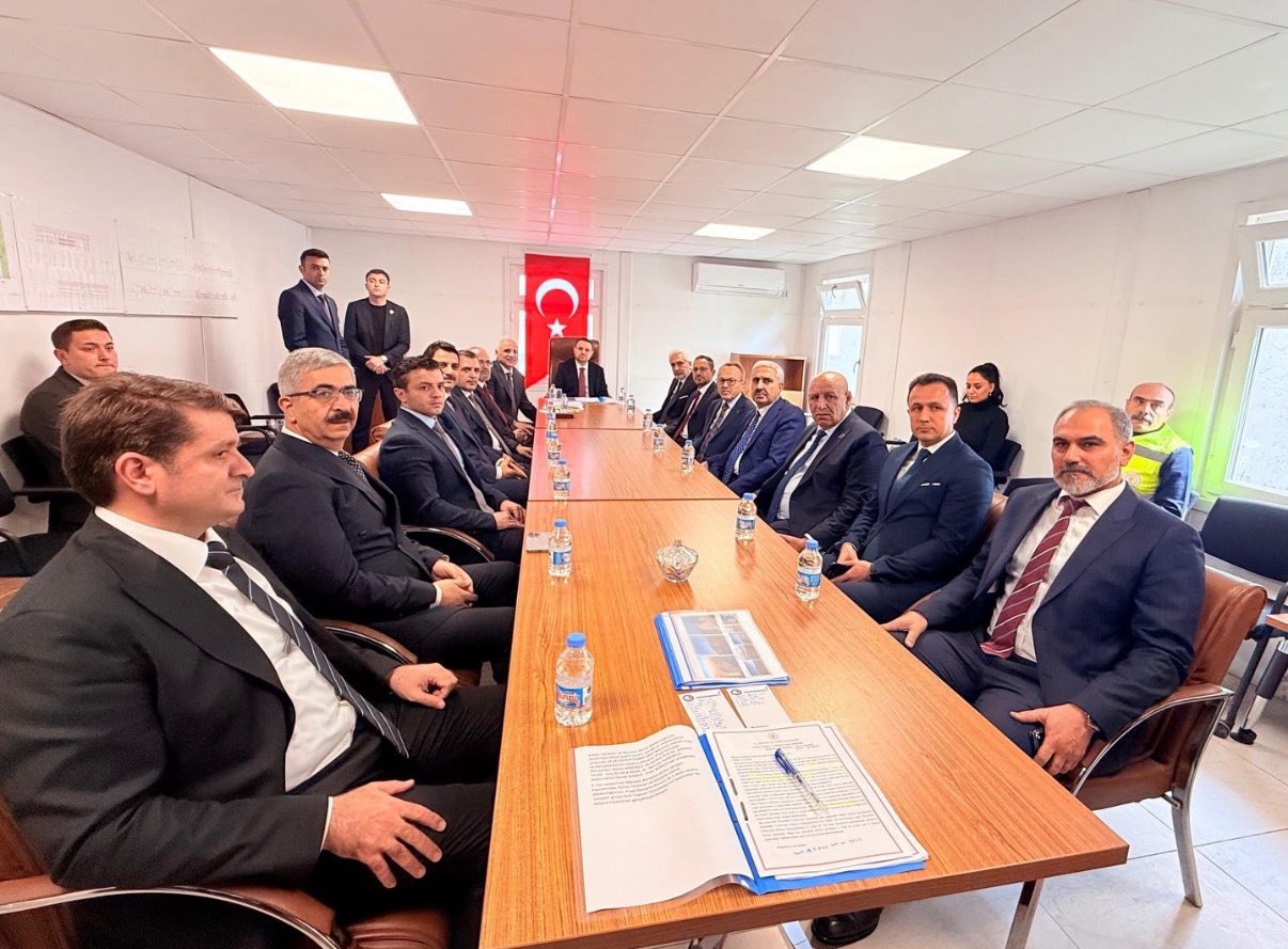 MHPden Bakan Gürleke Türkiye haritalı halı hediyesi