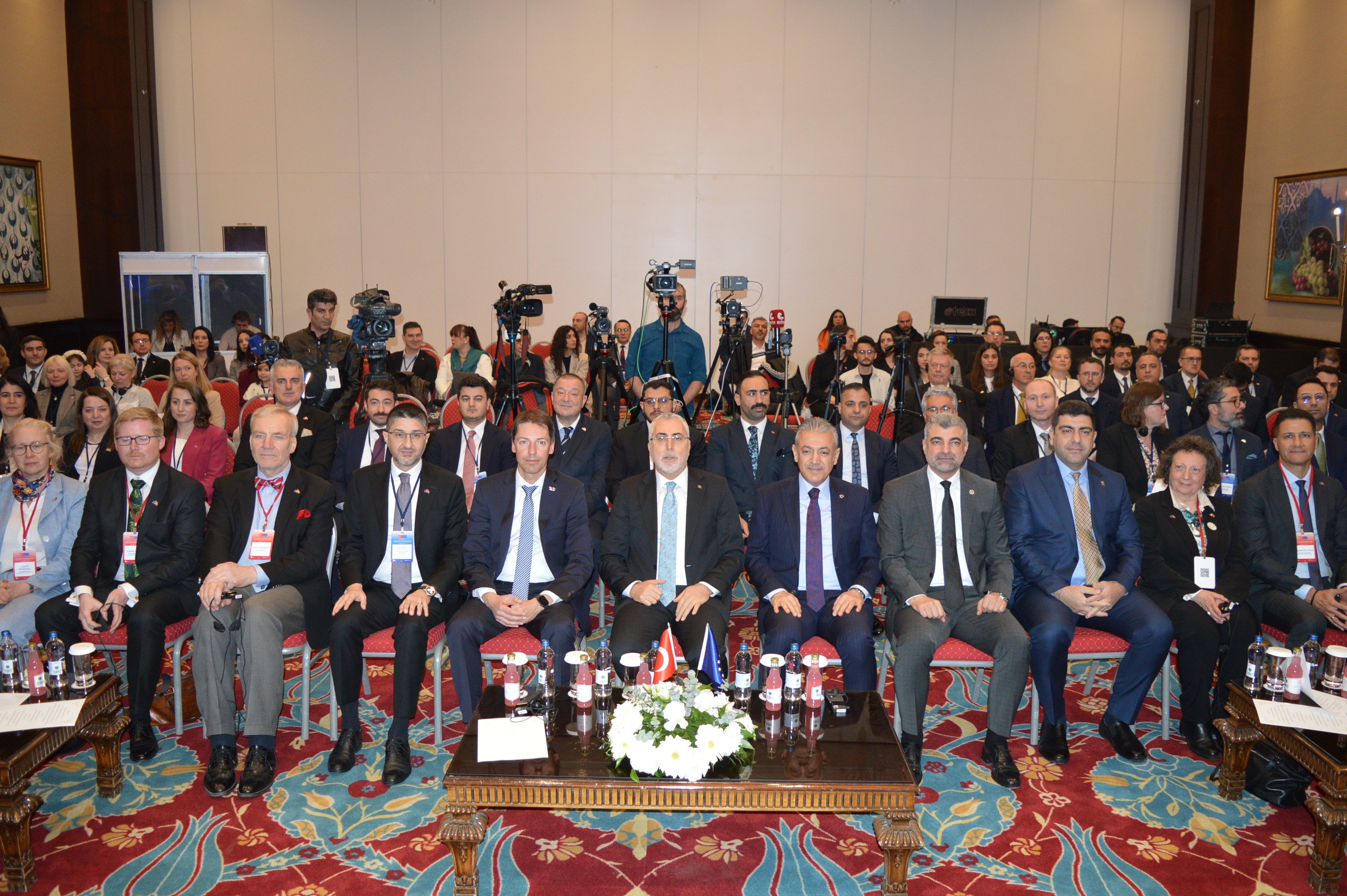 Bakan Işıkhan Konuşma Yapıyor