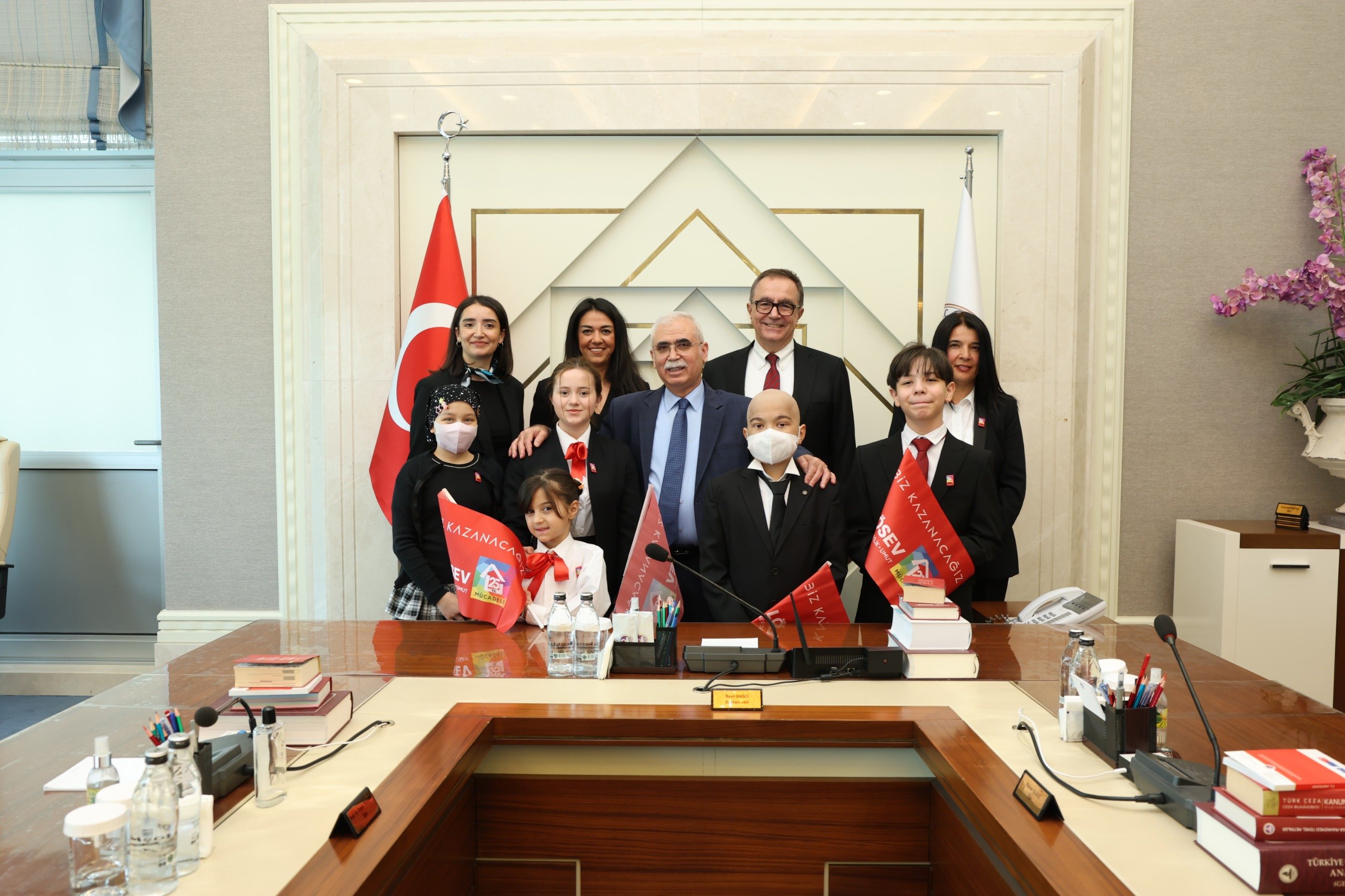 Anayasa Mahkemesi Başkanı Özkaya çocuklarla geziyor