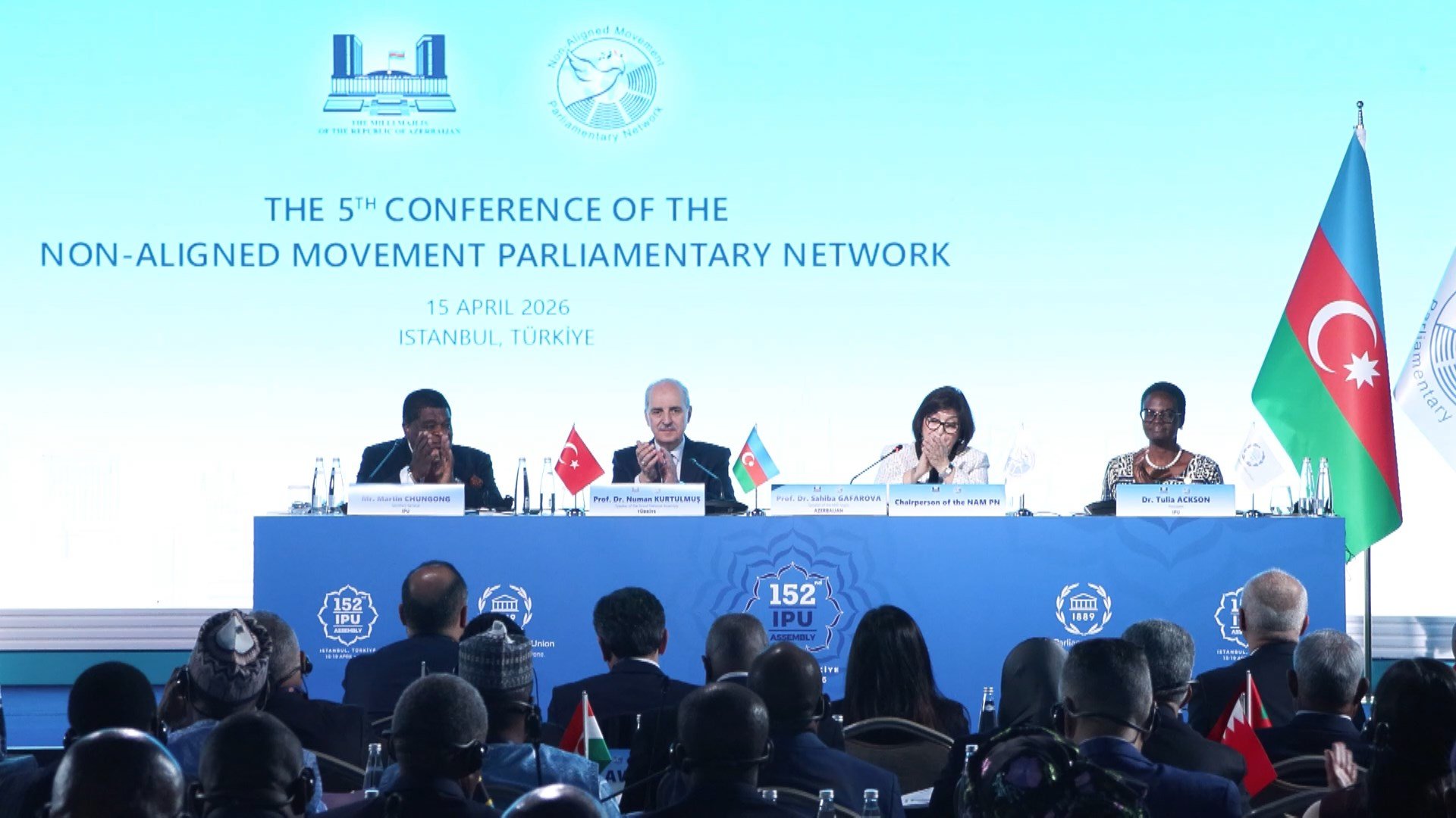 Numan Kurtulmuş konferansta konuşma yapıyor