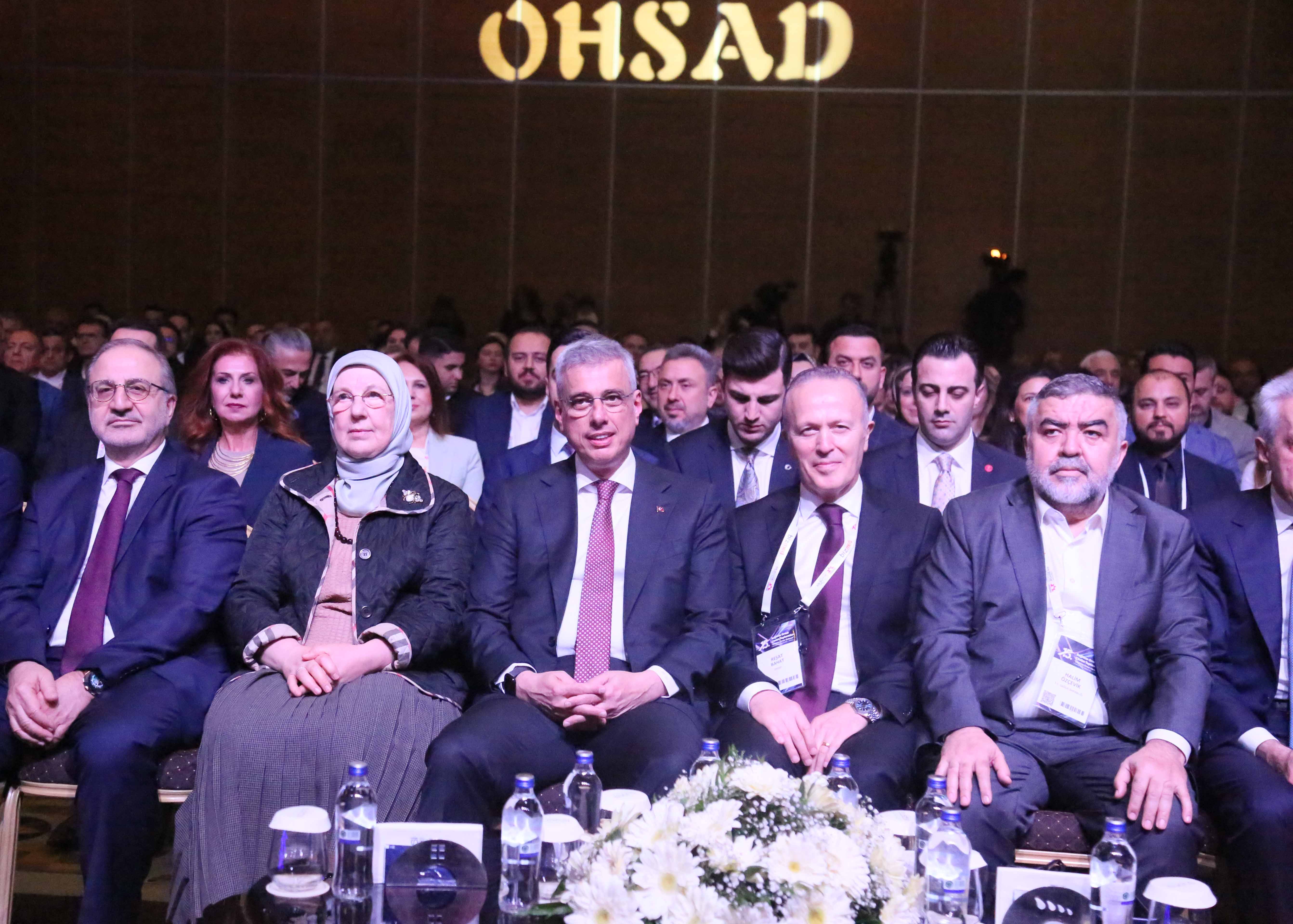 Bakan Memişoğlu özel hastane temsilcileriyle bir arada