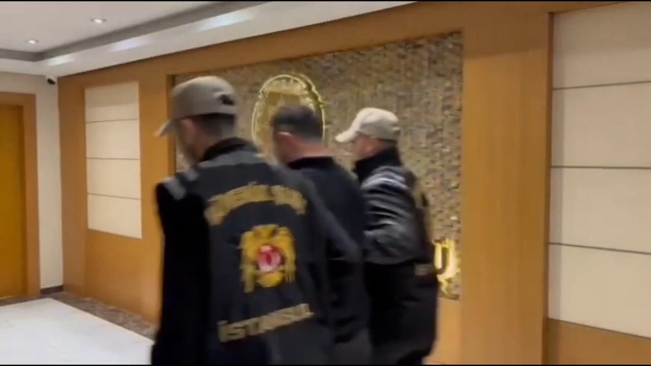 Adliye binası önü