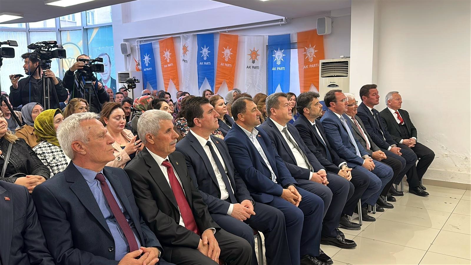 Bakan Kacır partililere hitap ediyor