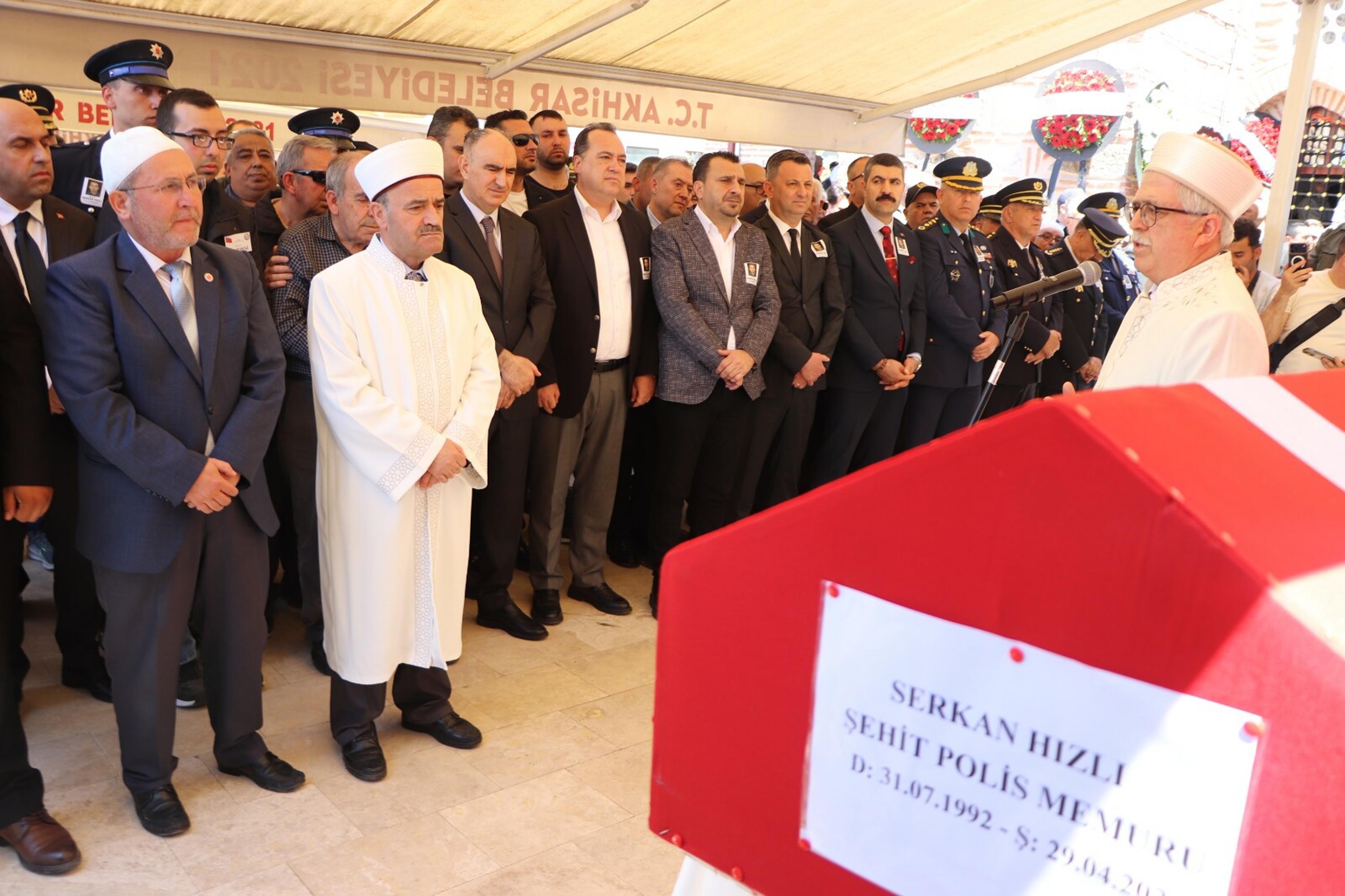 Cenaze namazı kılınırken