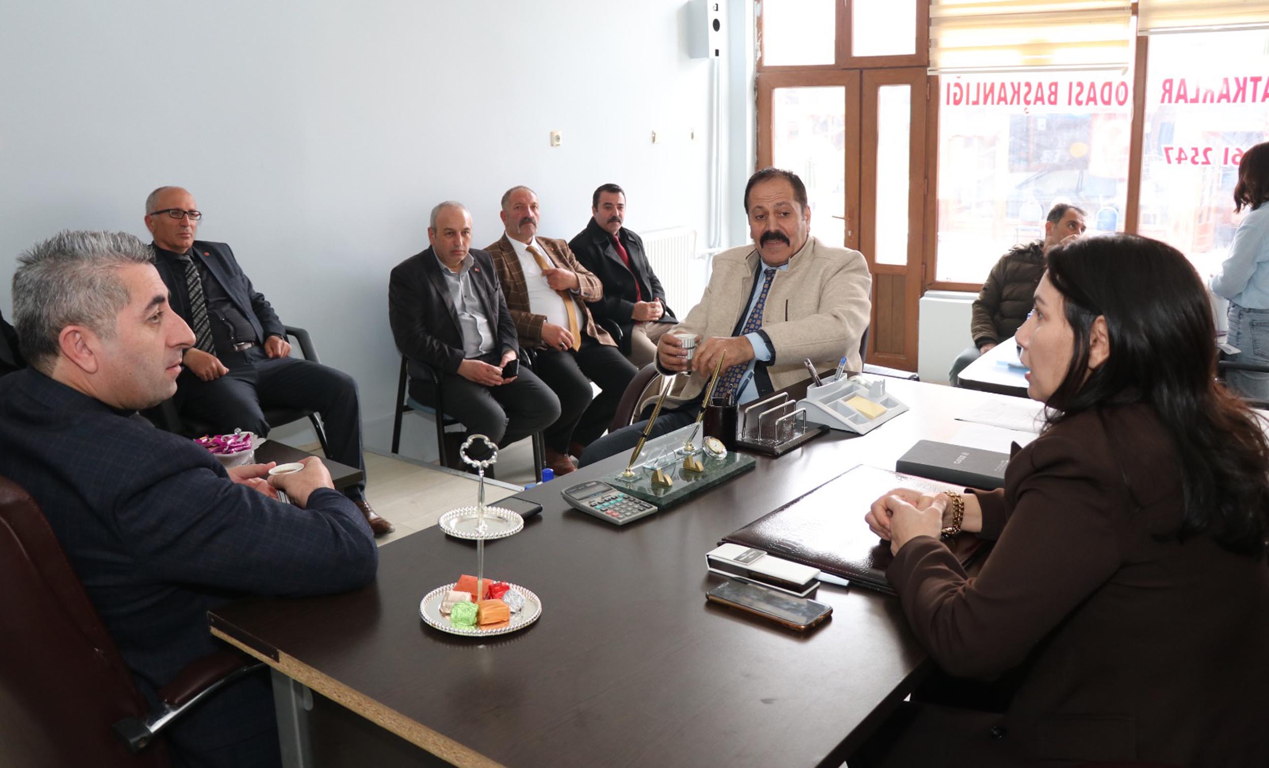 Fatma Candaş çalışma masasında