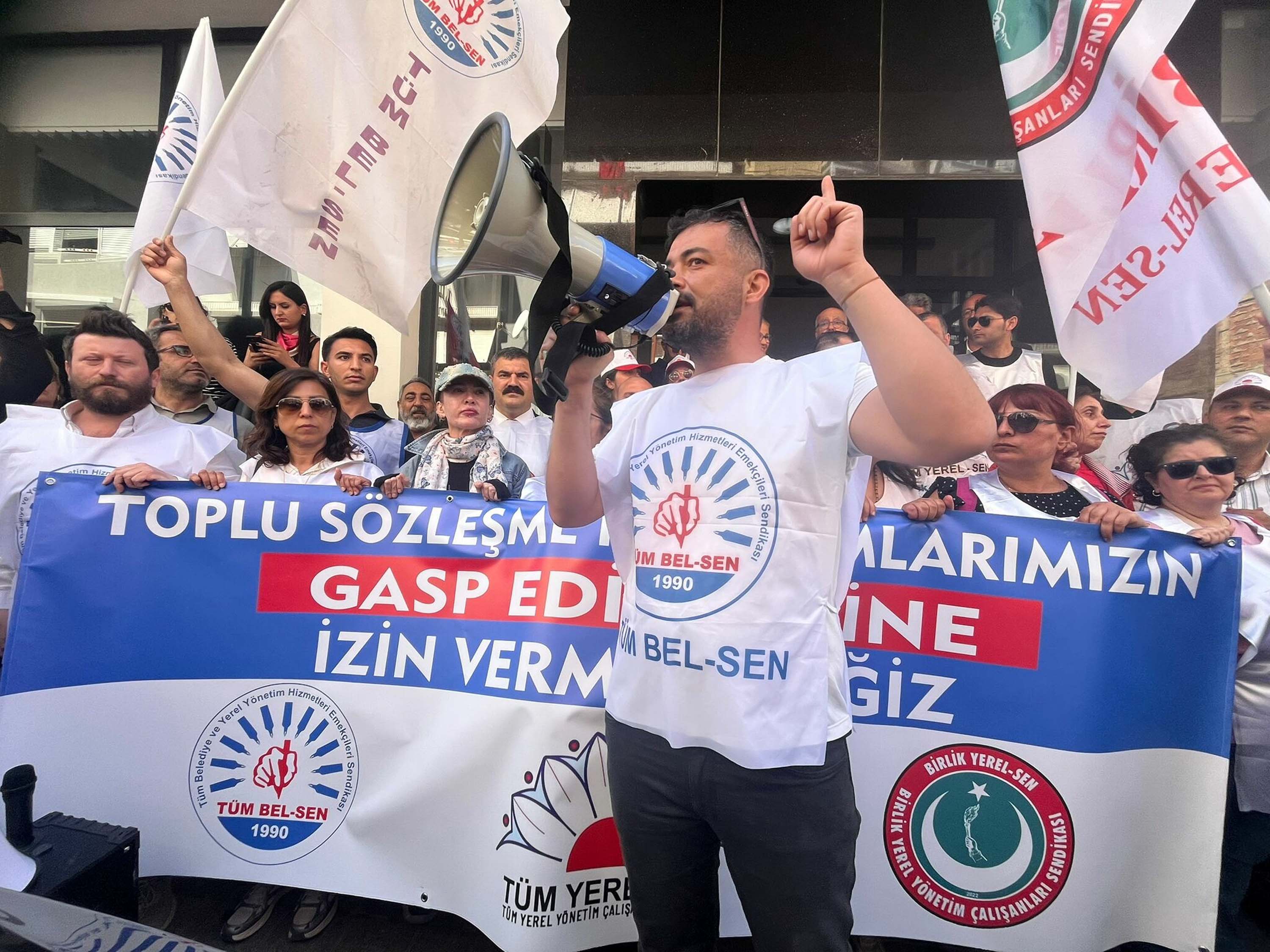 CHP İzmir il binası önünde kalabalık grup