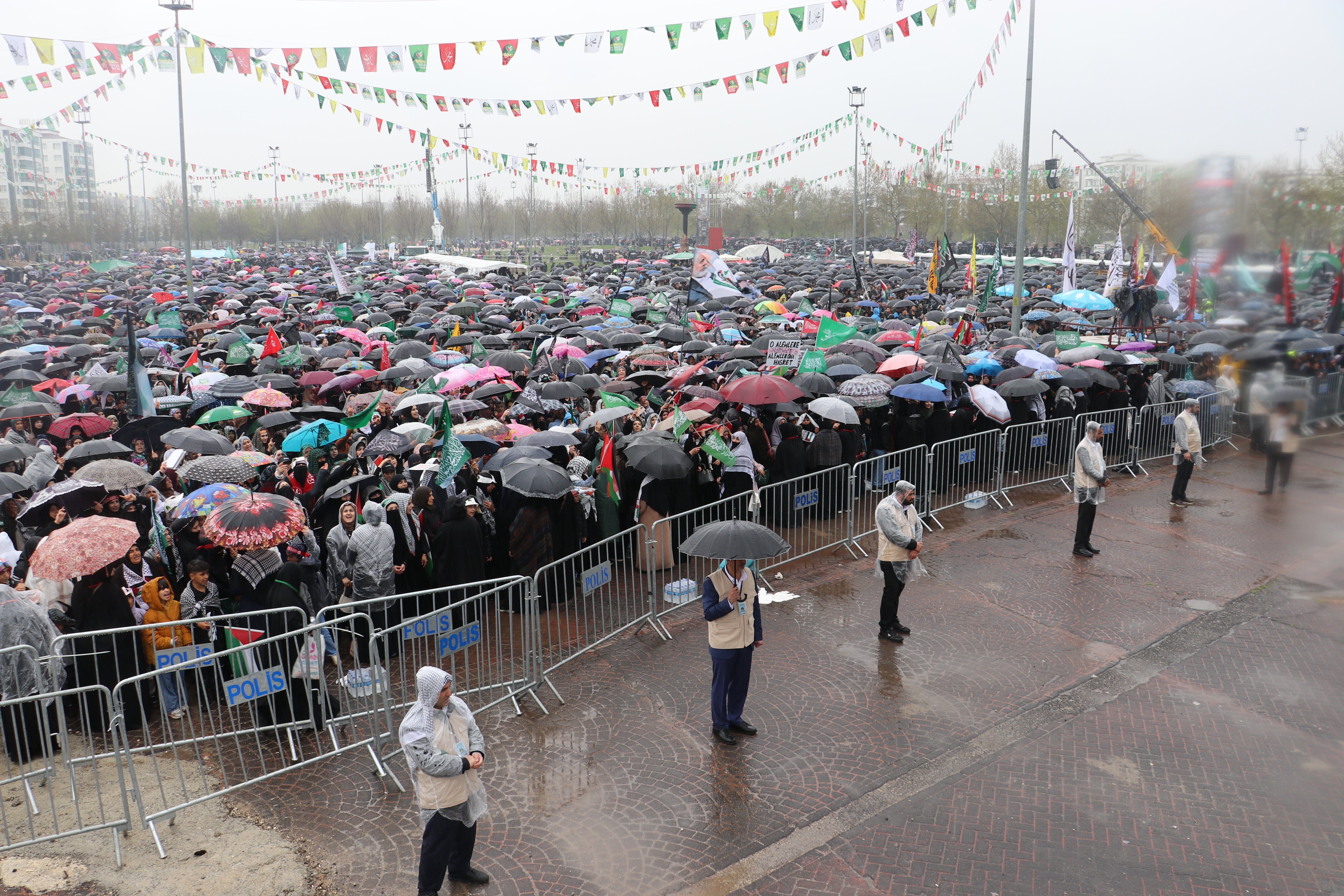 HÜDA PAR Genel Başkanı Zekeriya Yapıcıoğlu konuşmasını yaparken