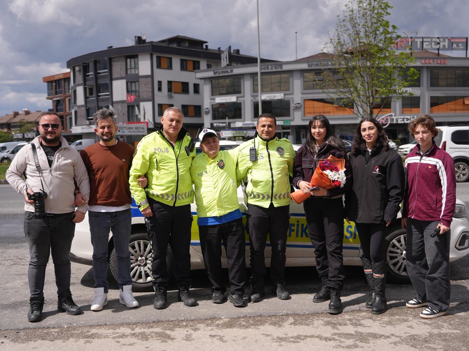 Polis memuru görme engelli vatandaşa yardım ederken