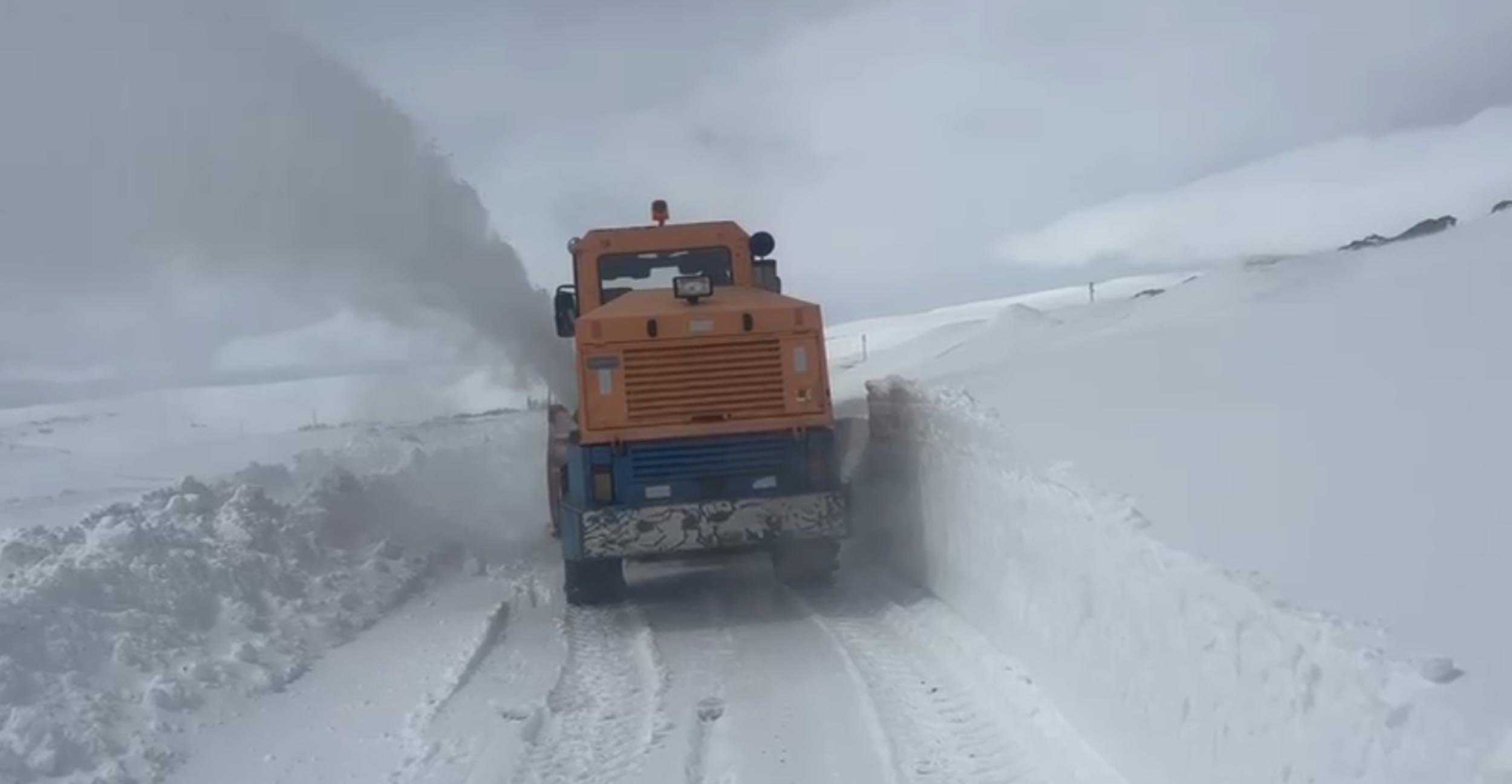 Kar temizleme ekipleri çalışma