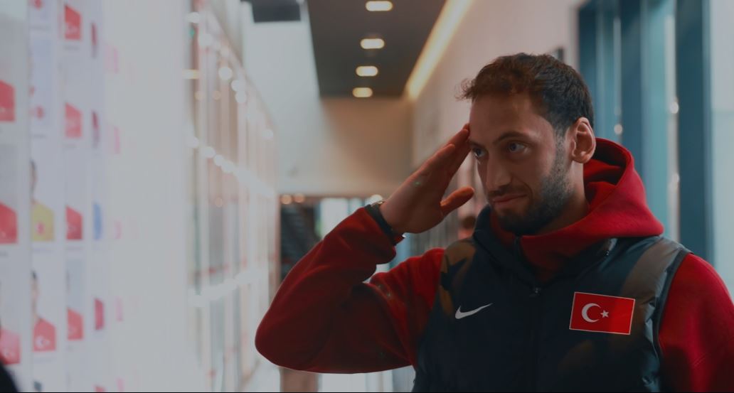 Hakan Çalhanoğlu polis selamı veriyor