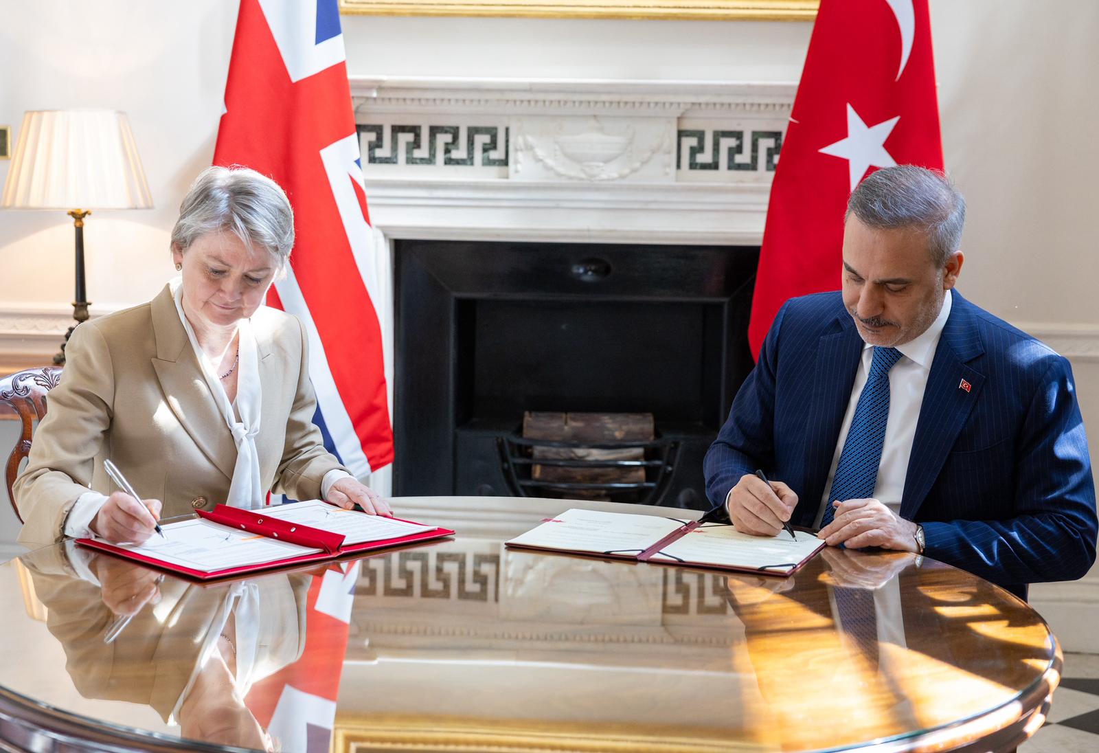 Hakan Fidan ve Yvette Cooper Stratejik Ortaklık Çerçeve Belgesi imzalarken