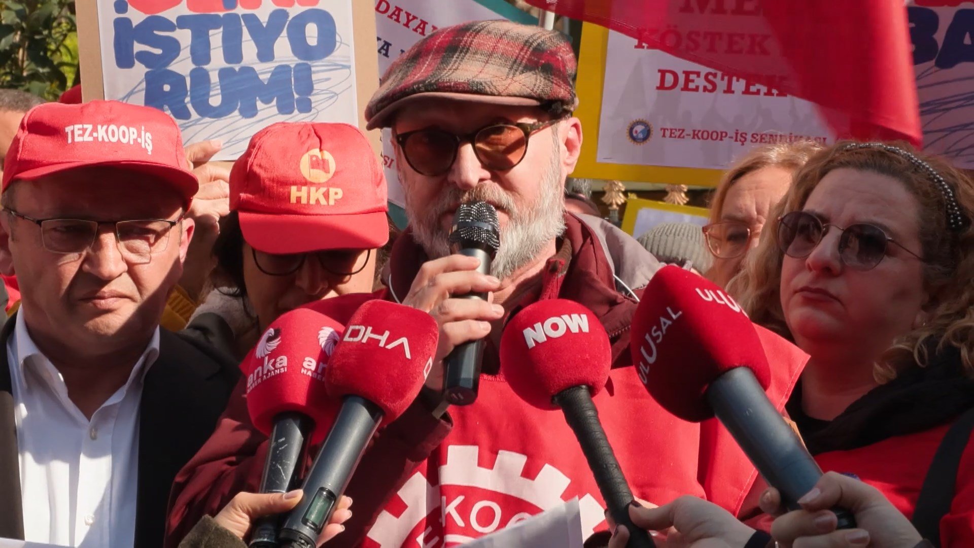 İtalyan Lisesi öğretmeni İlhan Gülek konuşma yapıyor