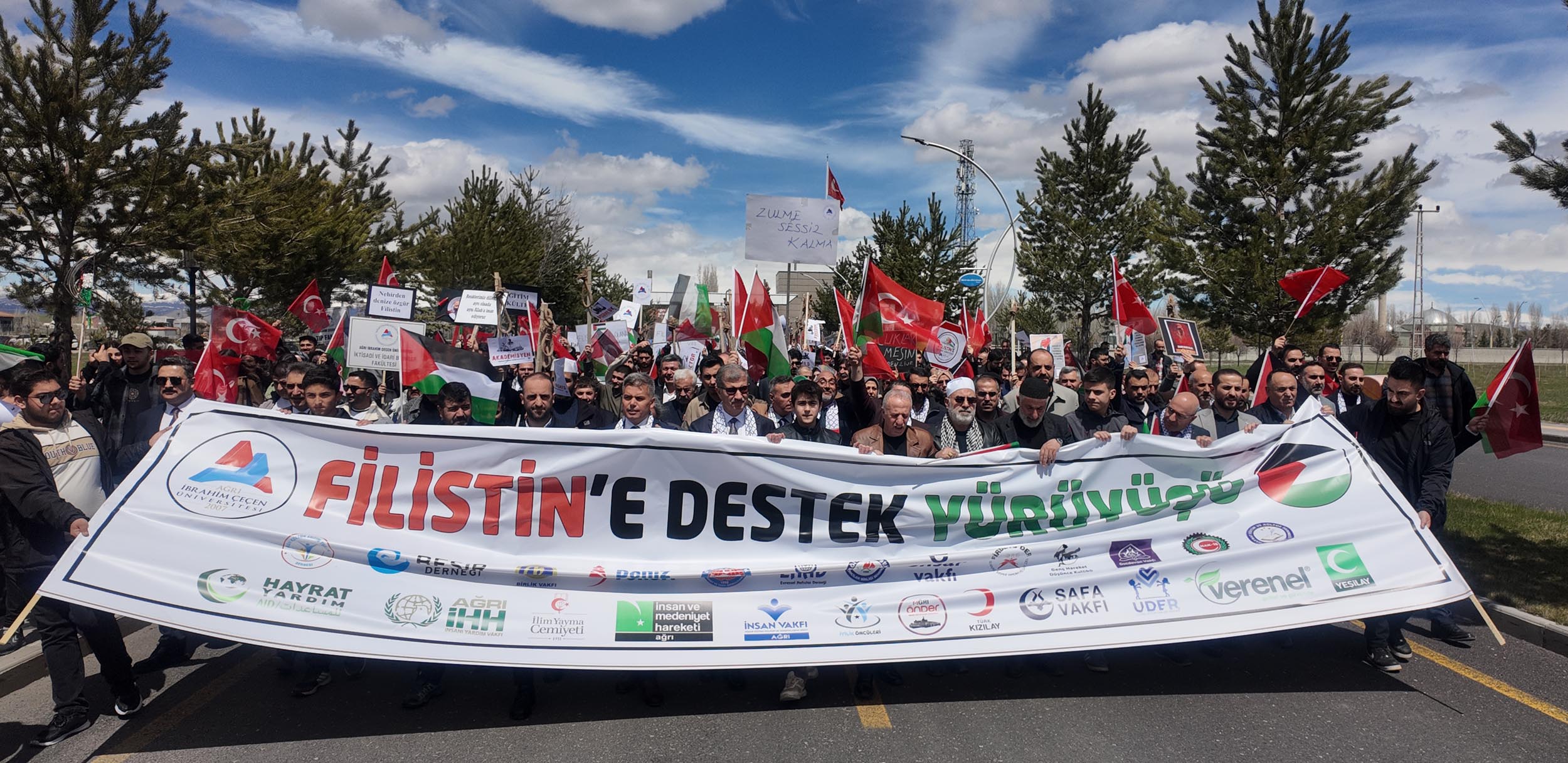 AİÇÜ protestosunda öğrenciler