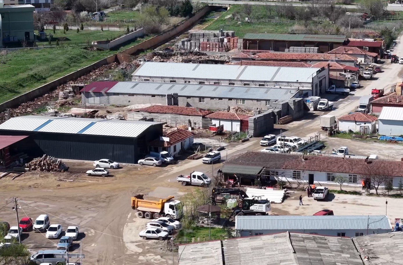 Polis ekipleri çiçekle karşılandı