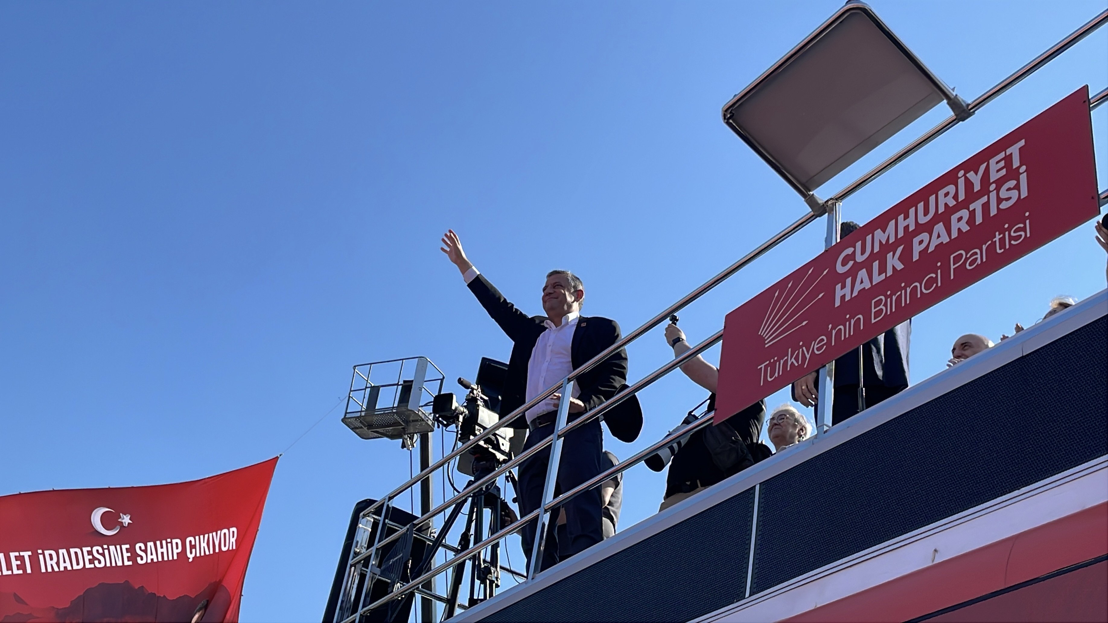 Miting alanından genel bir görünüm