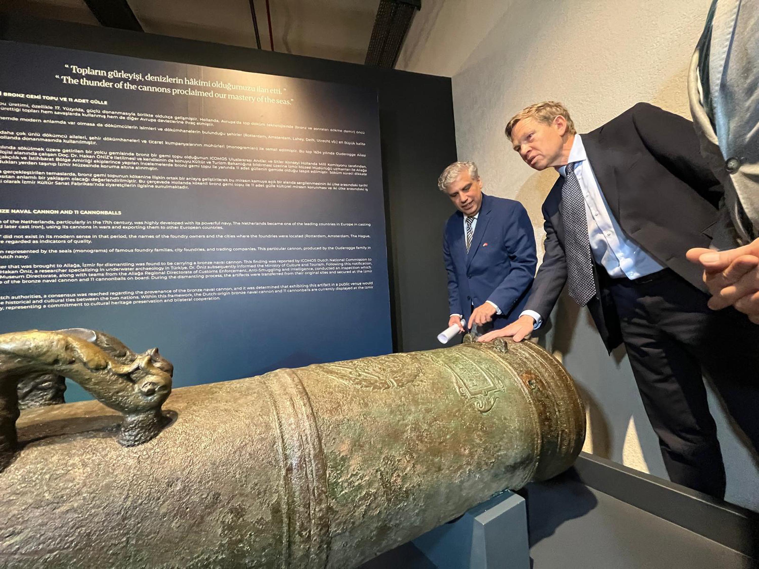 Bronz top ve gülleler