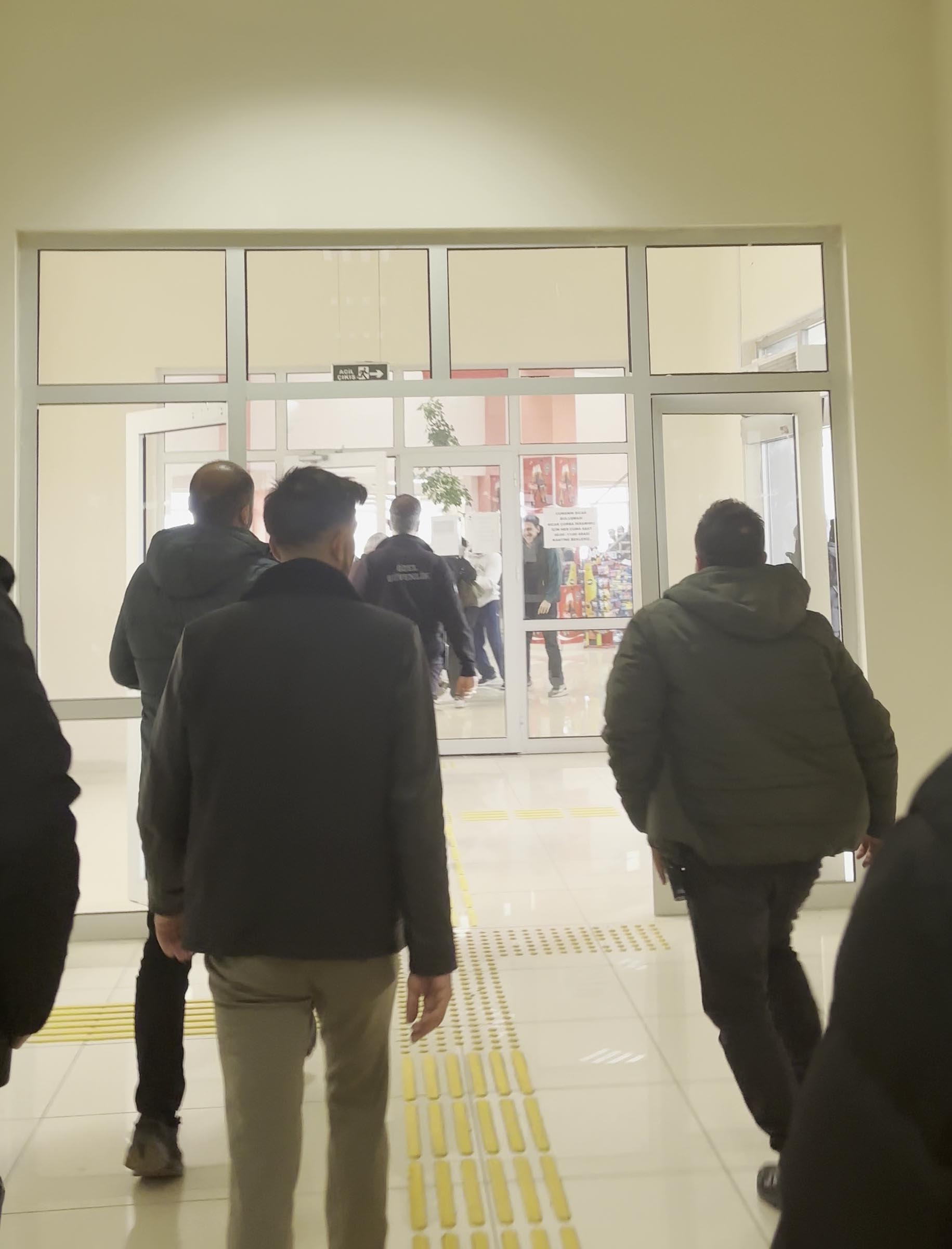 Polis amiri konuşma yapıyor