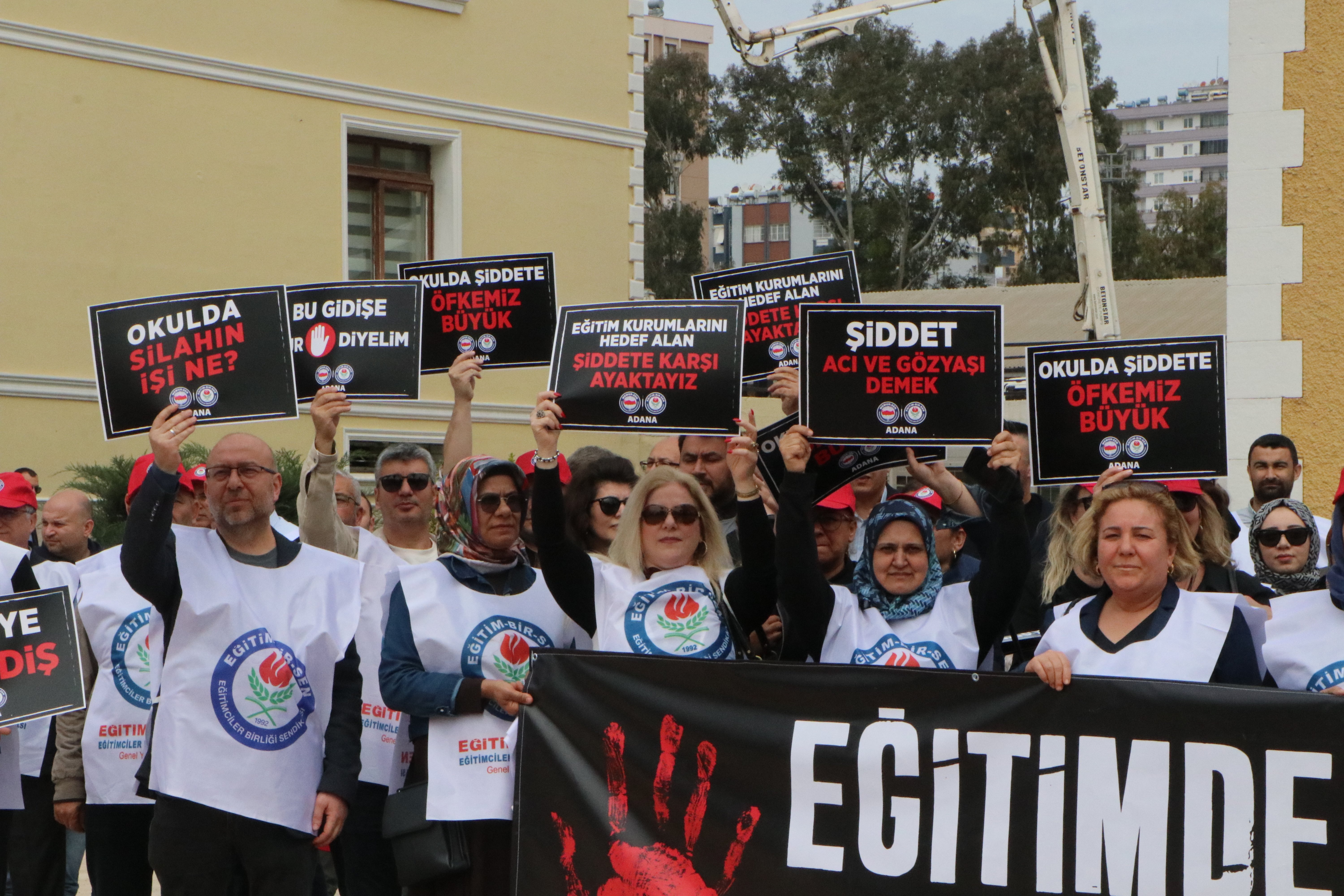 Öğretmenler şiddete karşı bir arada