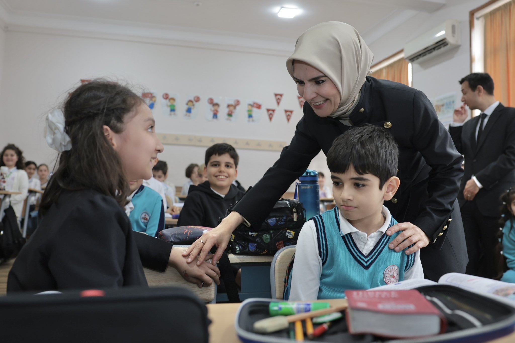 Bakan Mahinur Özdemir Göktaş Bakü Türk Anadolu Lisesi ziyareti