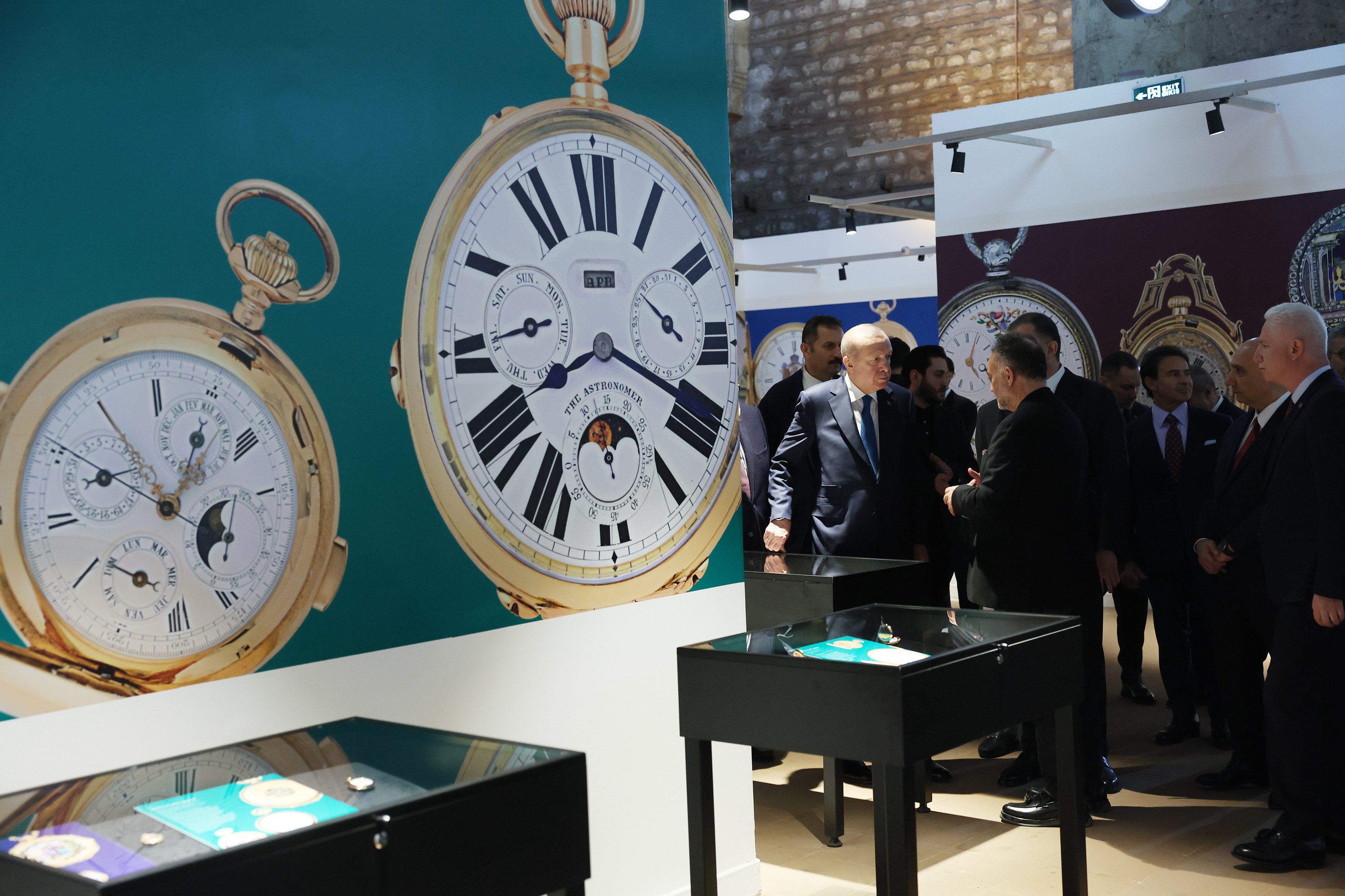 Cumhurbaşkanı Erdoğan sergi incelemesi