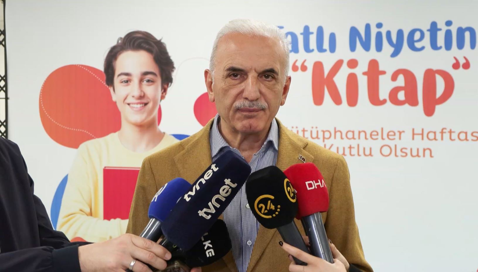 Ümraniye Belediyesi öğrencilere kitap dağıtıyor