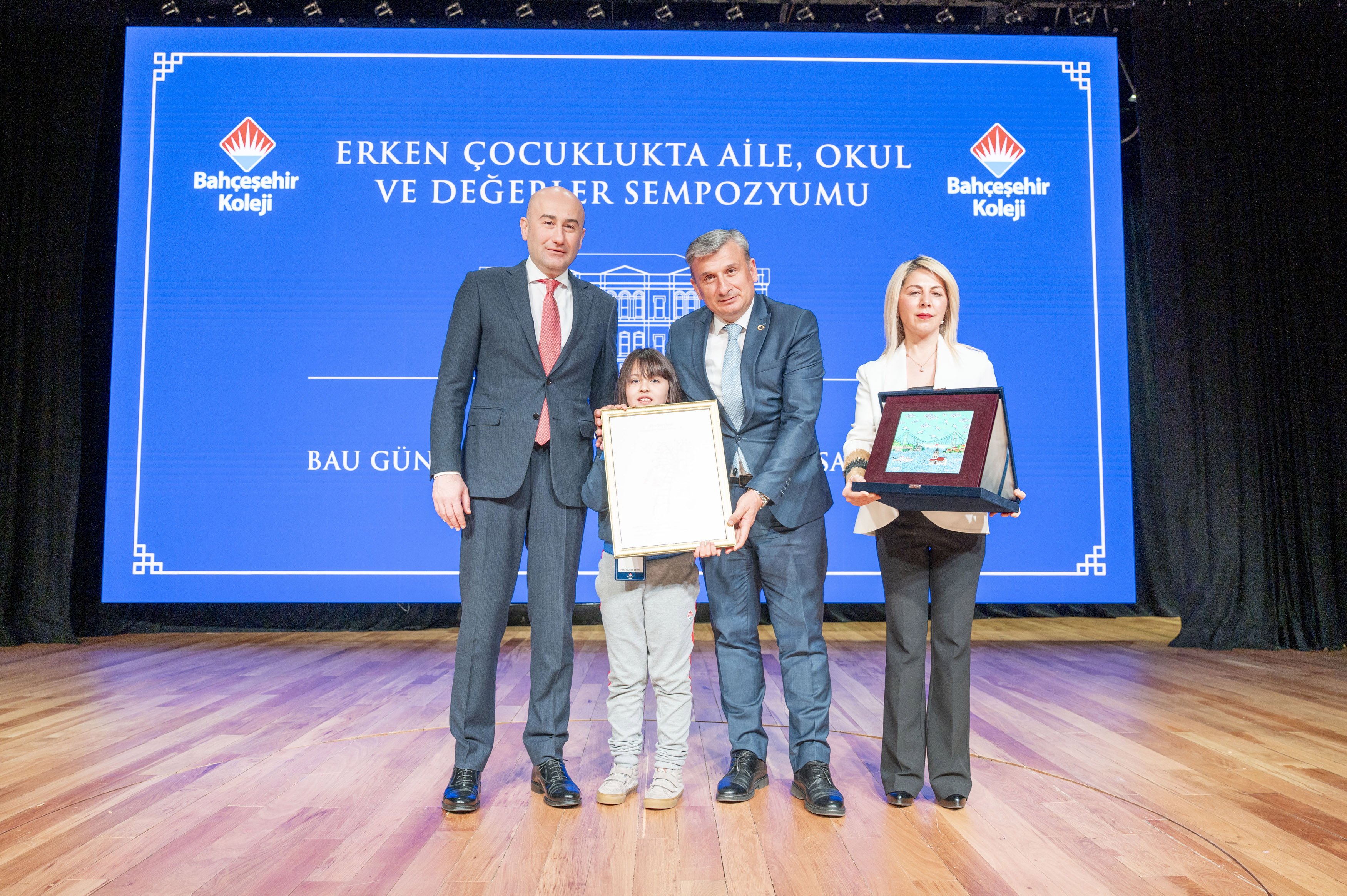 İstanbul İl Milli Eğitim Müdürü Yentür sempozyumda konuşma yapıyor