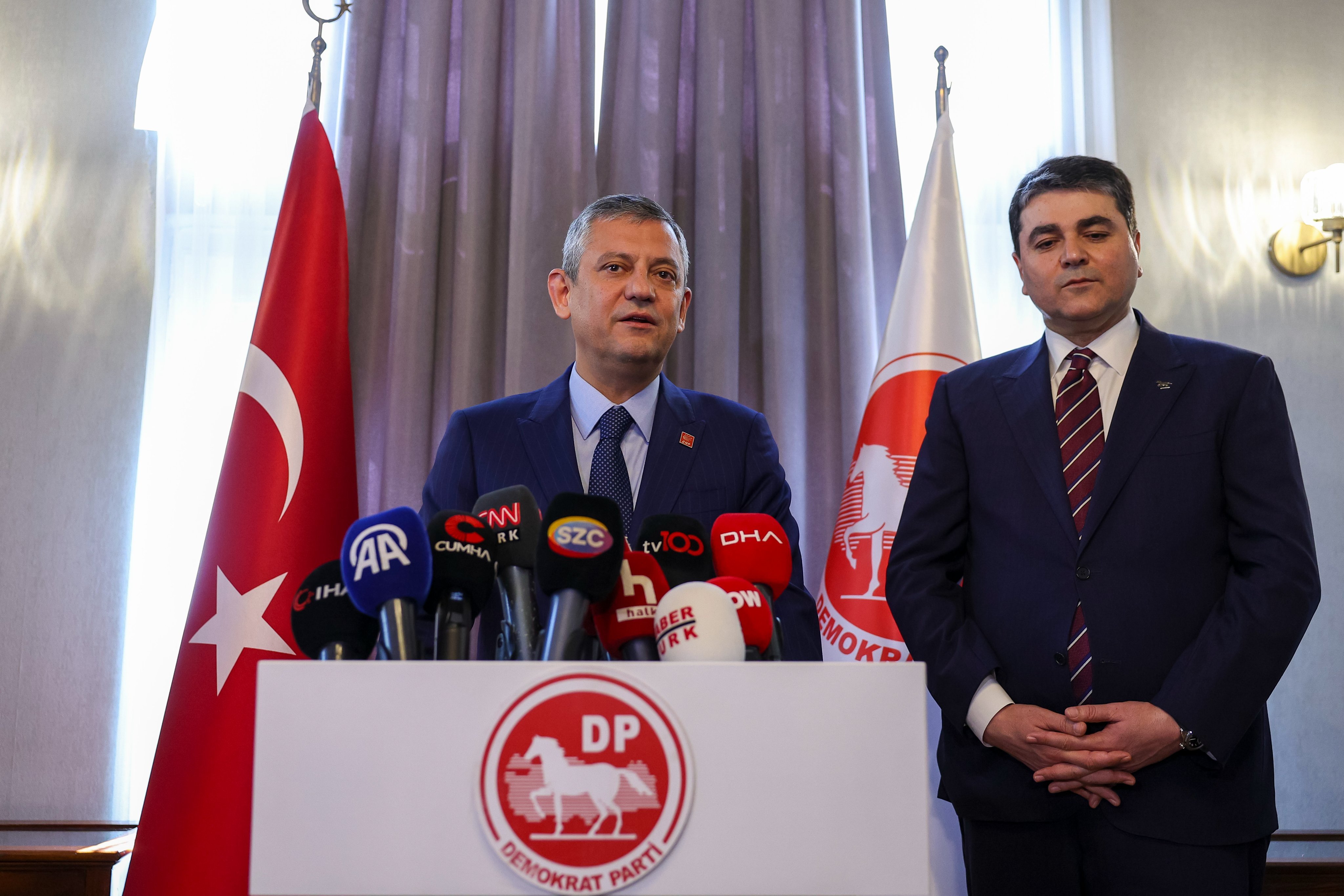 Özgür Özel ve Gültekin Uysal