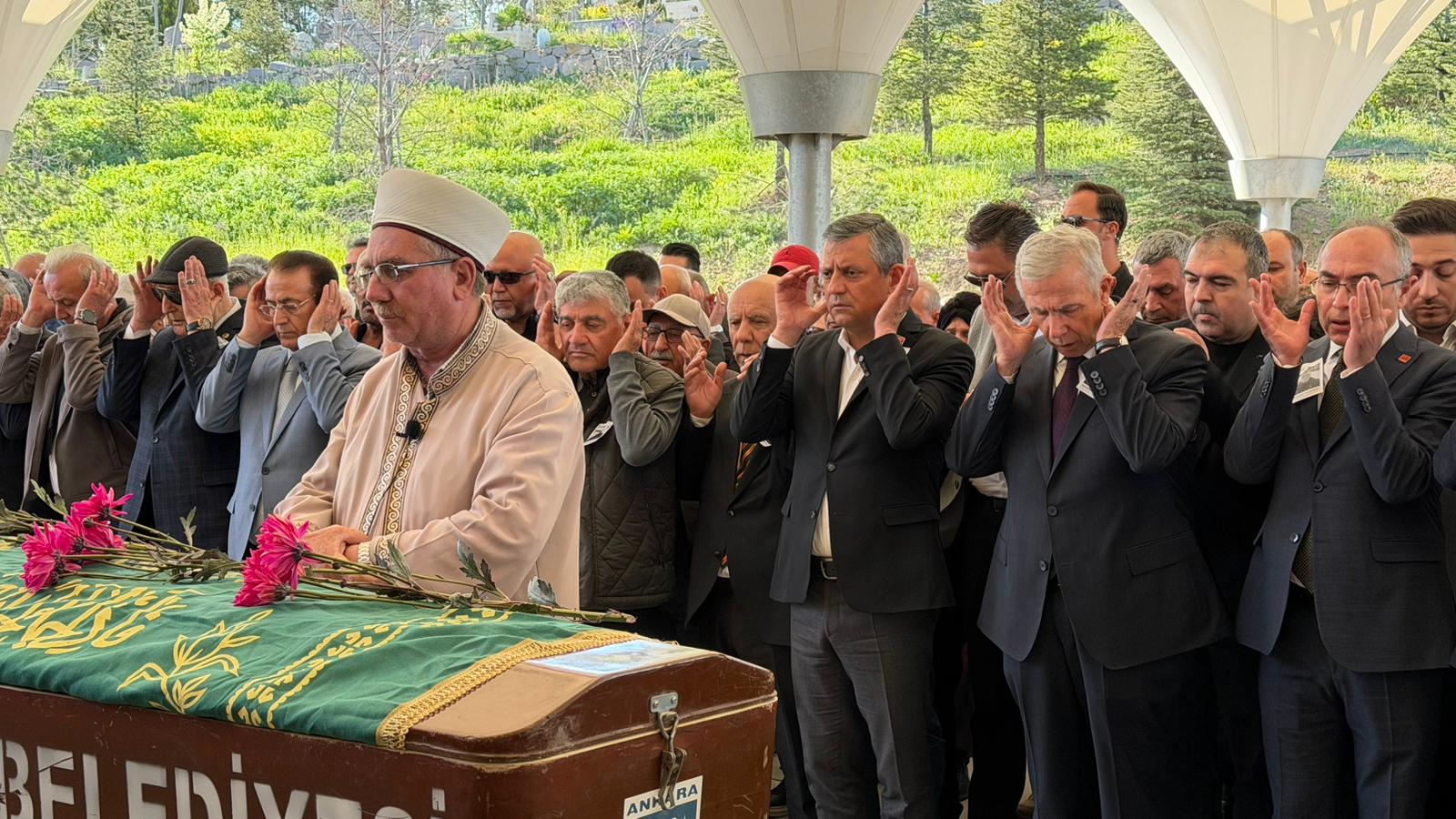 Özgür Özel cenaze töreninde