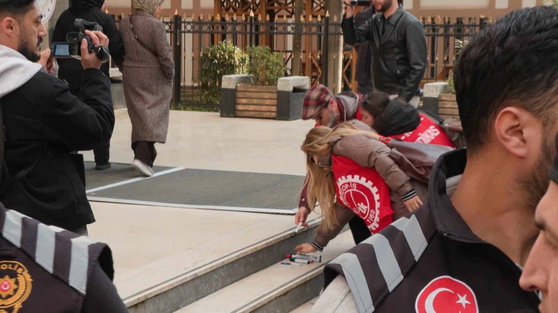 Tez-Koop-İş Sendikası Başkanı Selahattin Karakurt konuşma yapıyor