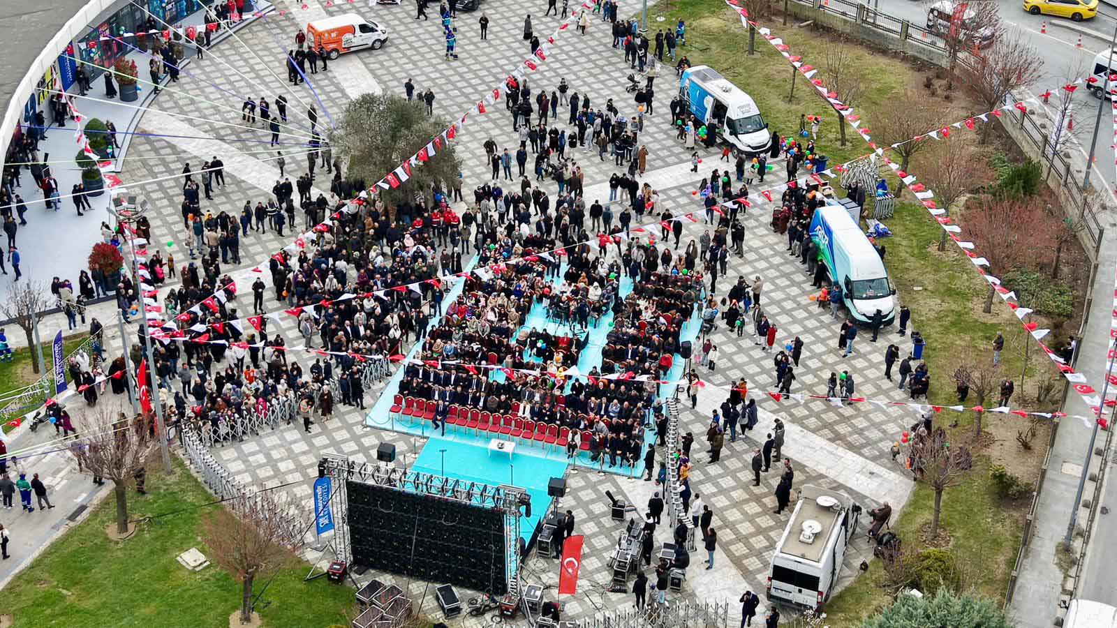 Arnavutköy Belediye Başkanı Mustafa Candaroğlu ve AK Partili yetkililer tesis açılışında
