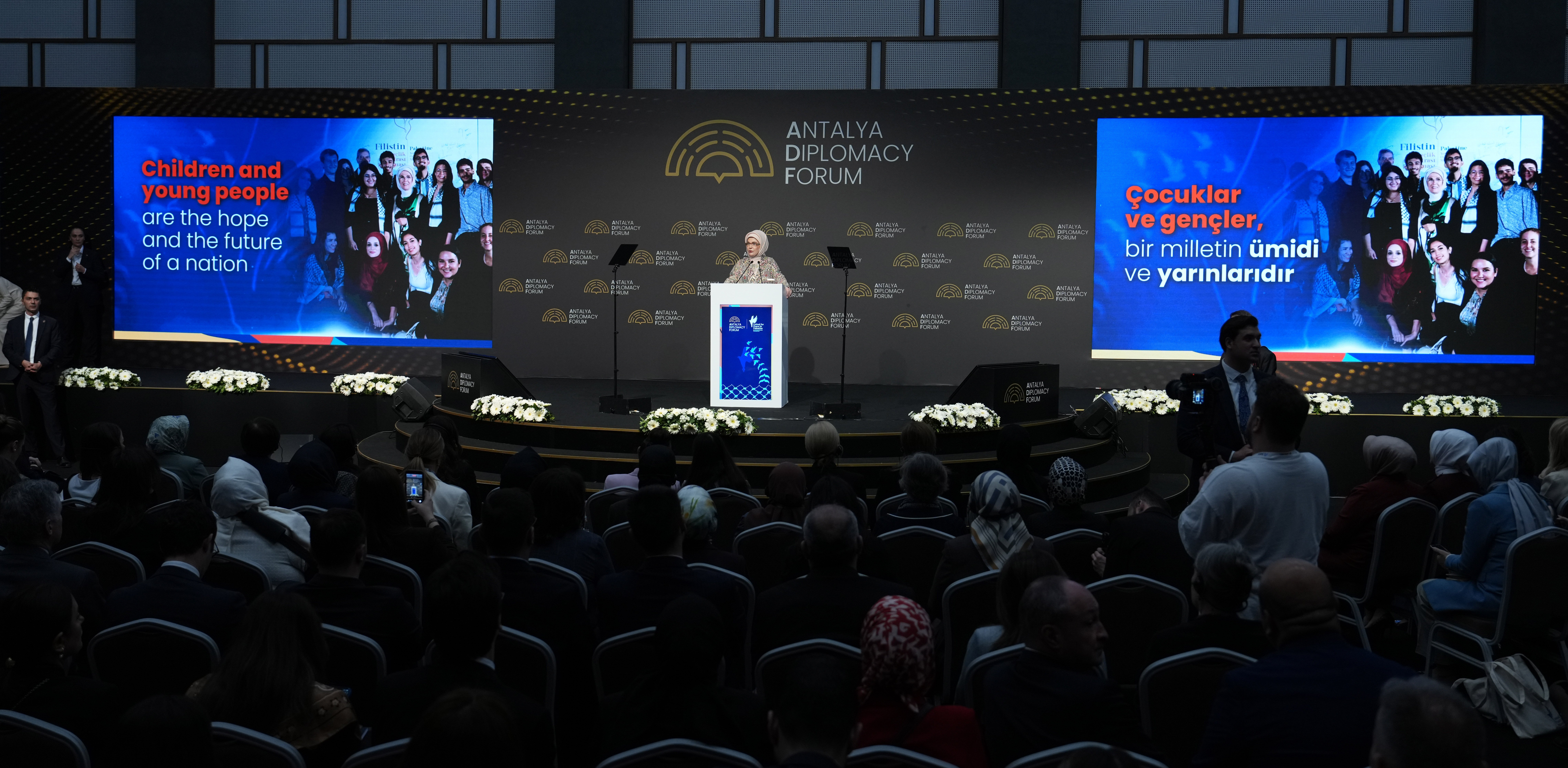 Emine Erdoğan konuşma yapıyor