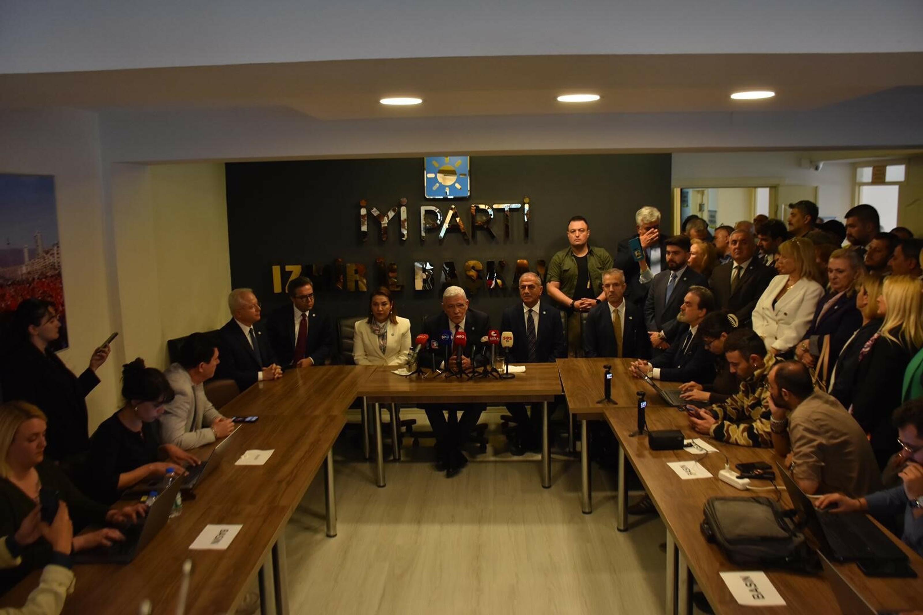 Müsavat Dervişoğlu İzmir İl Başkanlığı ziyareti