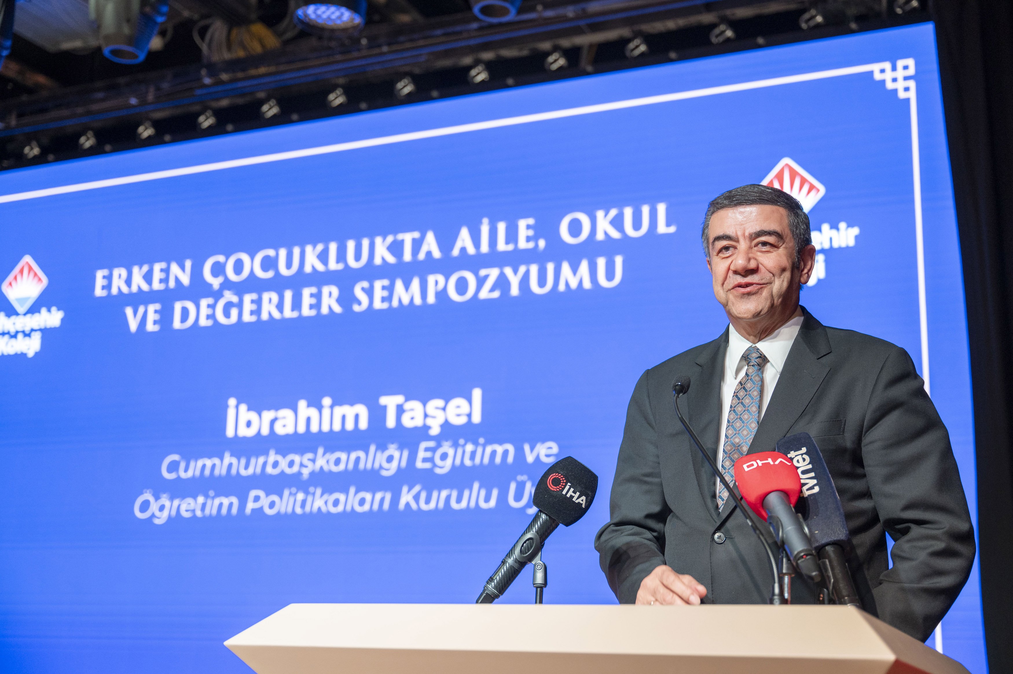 Doç. Dr. Murat Mücahit Yentür sempozyumda