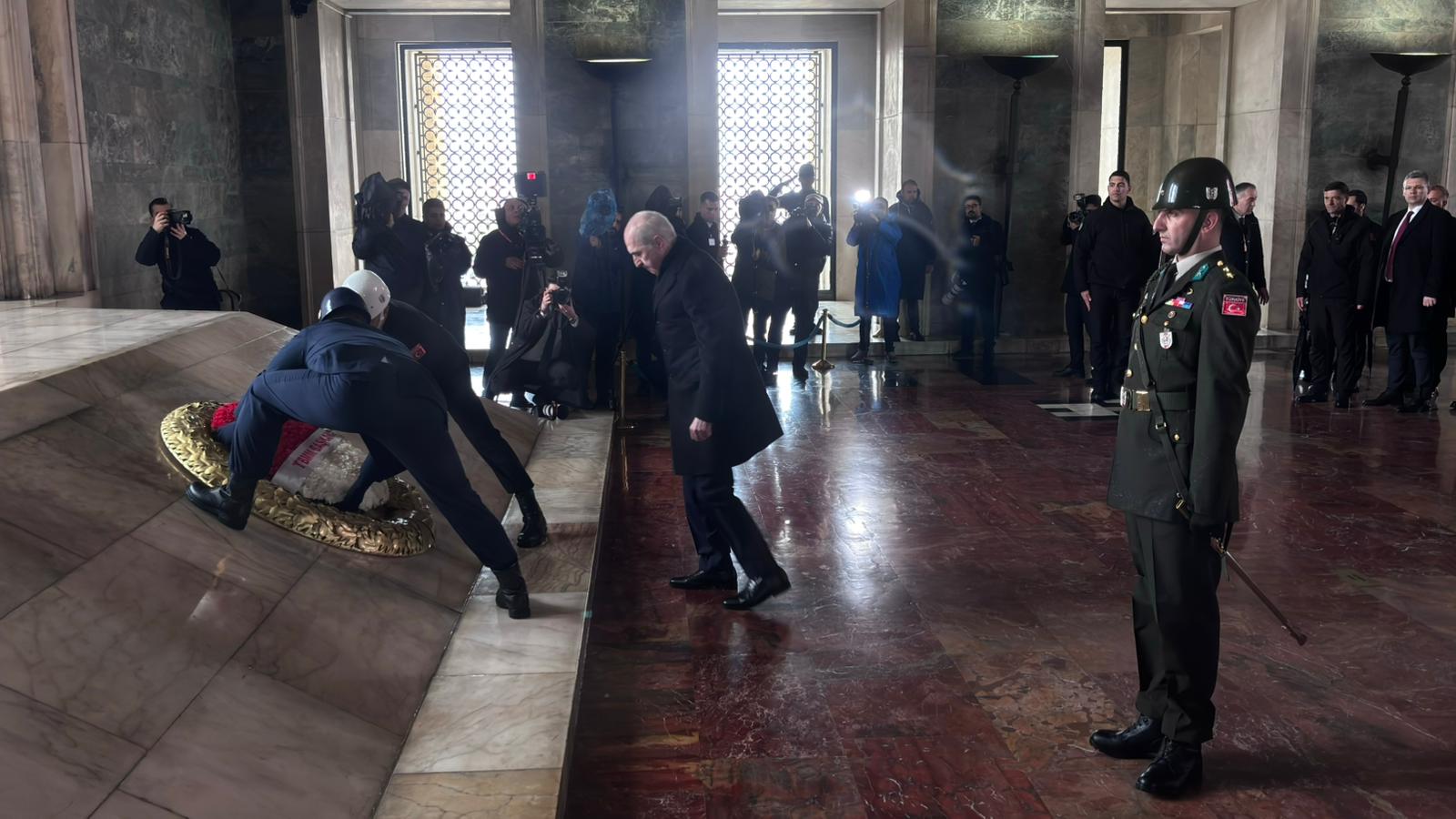 Numan Kurtulmuş Anıtkabir defteri imzalıyor