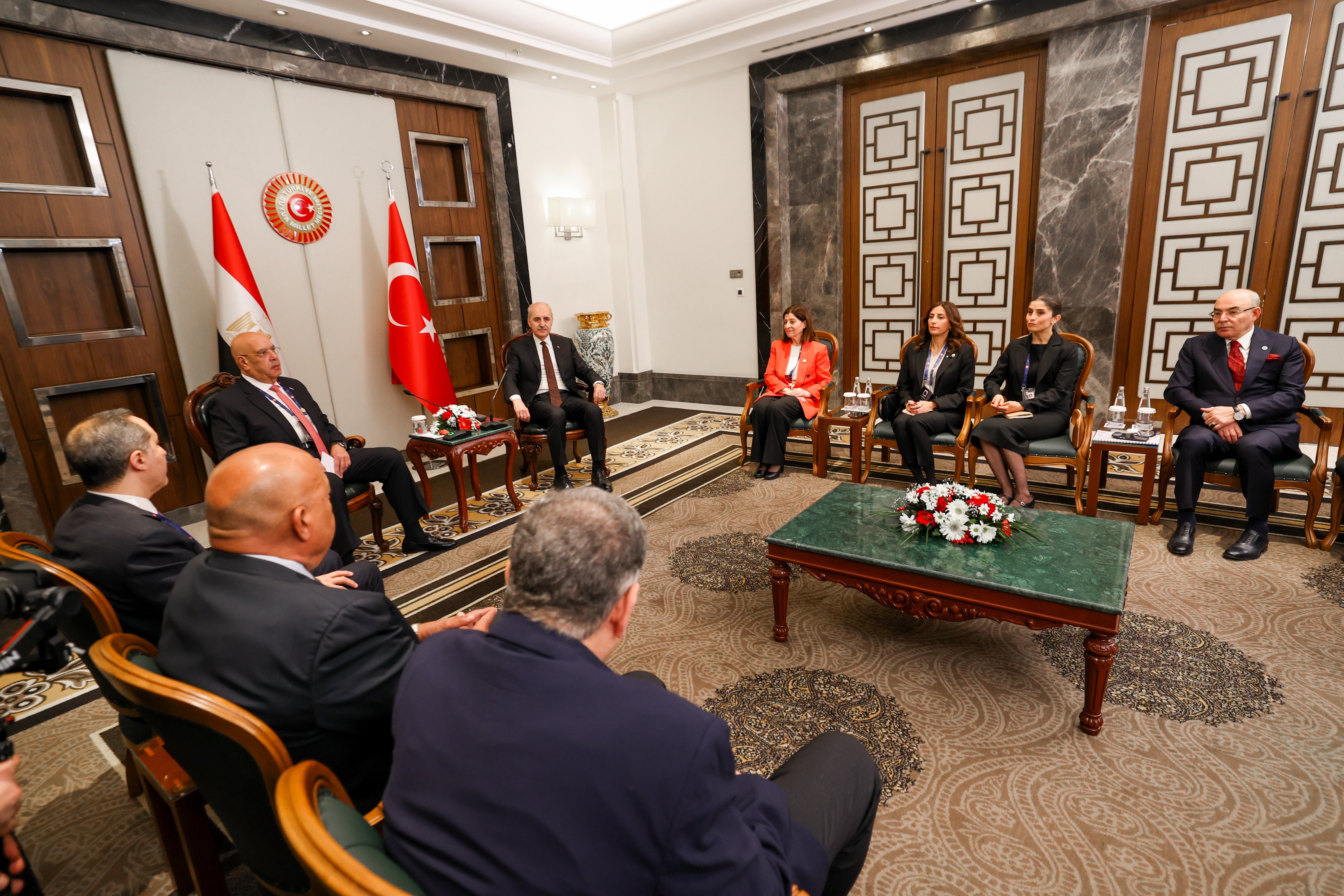 Mısır Meclis Başkanı Hisham Badawy dinliyor