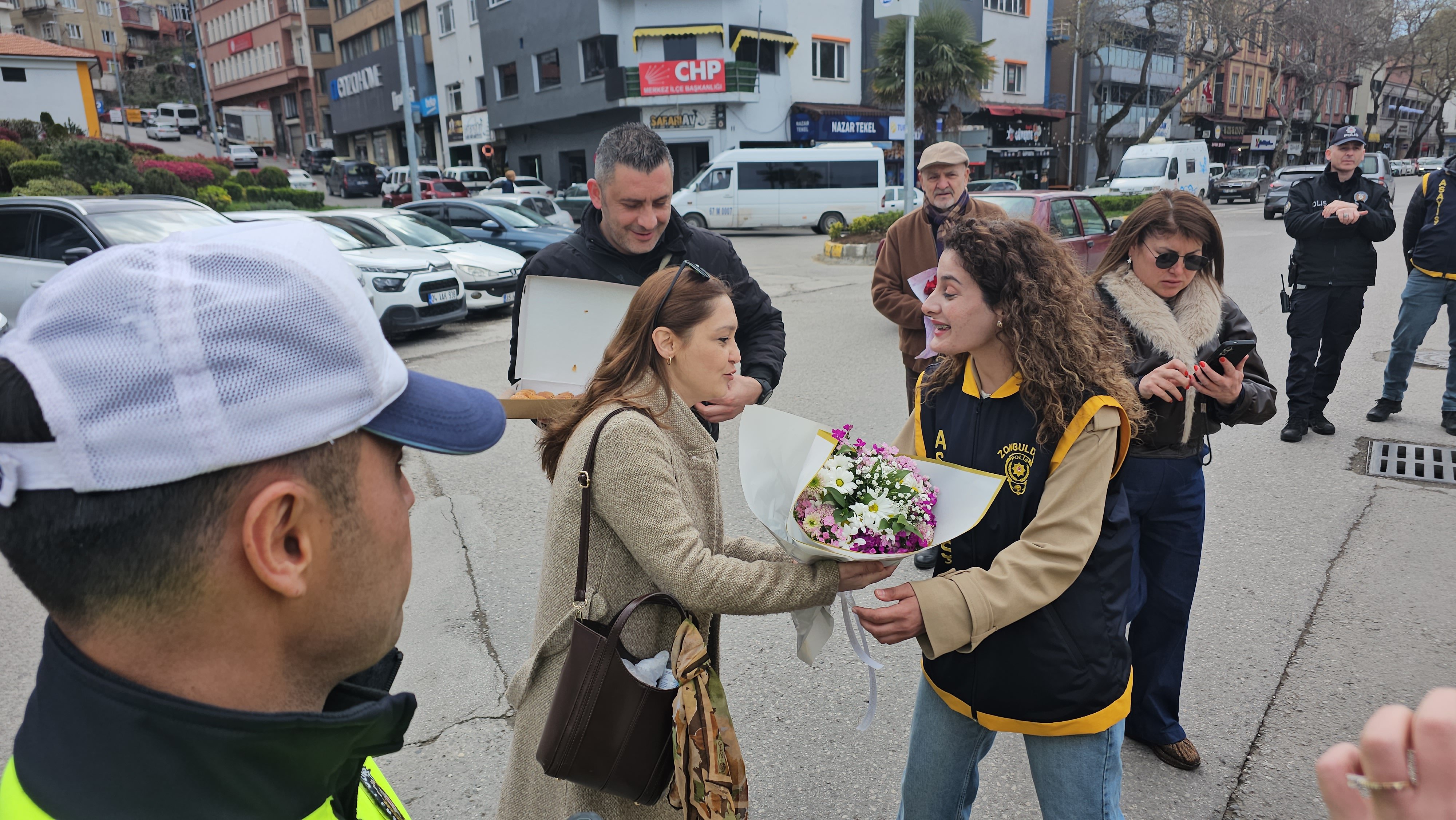 Polisler ve gazeteciler hatıra fotoğrafı çekiyor