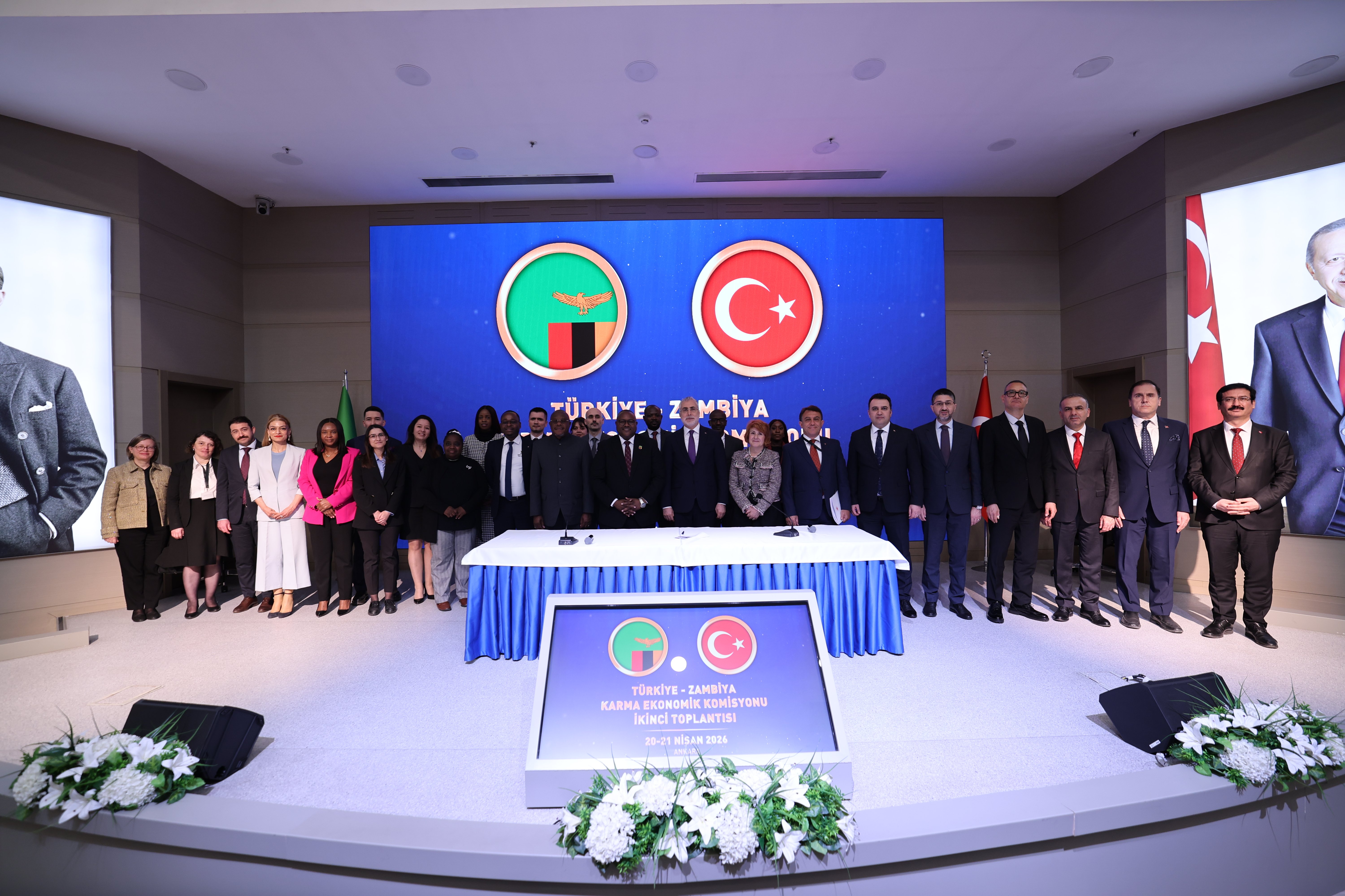 Vedat Işıkhan konuşma yapıyor