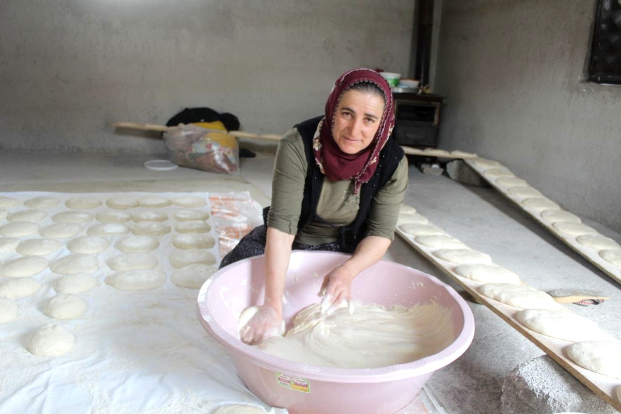 AK Partili belediye ekipleri ve köylüler imece usulü yol yapımında