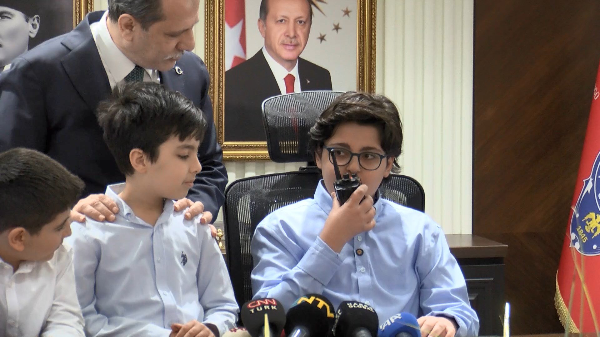 Selami Yıldız çocuklara hediye dağıttı